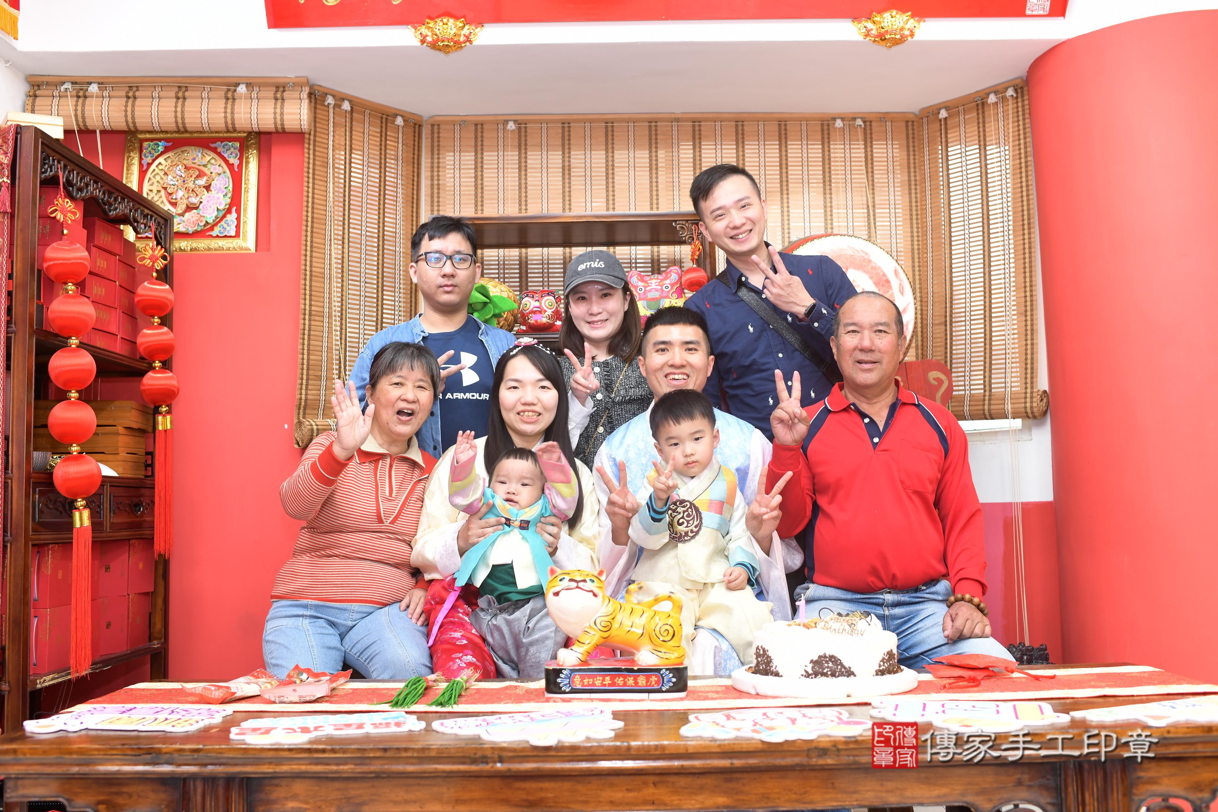 傳家手工印章高雄店、抓周、度脺、中國風會場、傳家嬰兒古禮、吉祥話、抓周道具物品24種、拍照。抓周證書。寶寶抓周、滿周歲、生日快樂、祝福