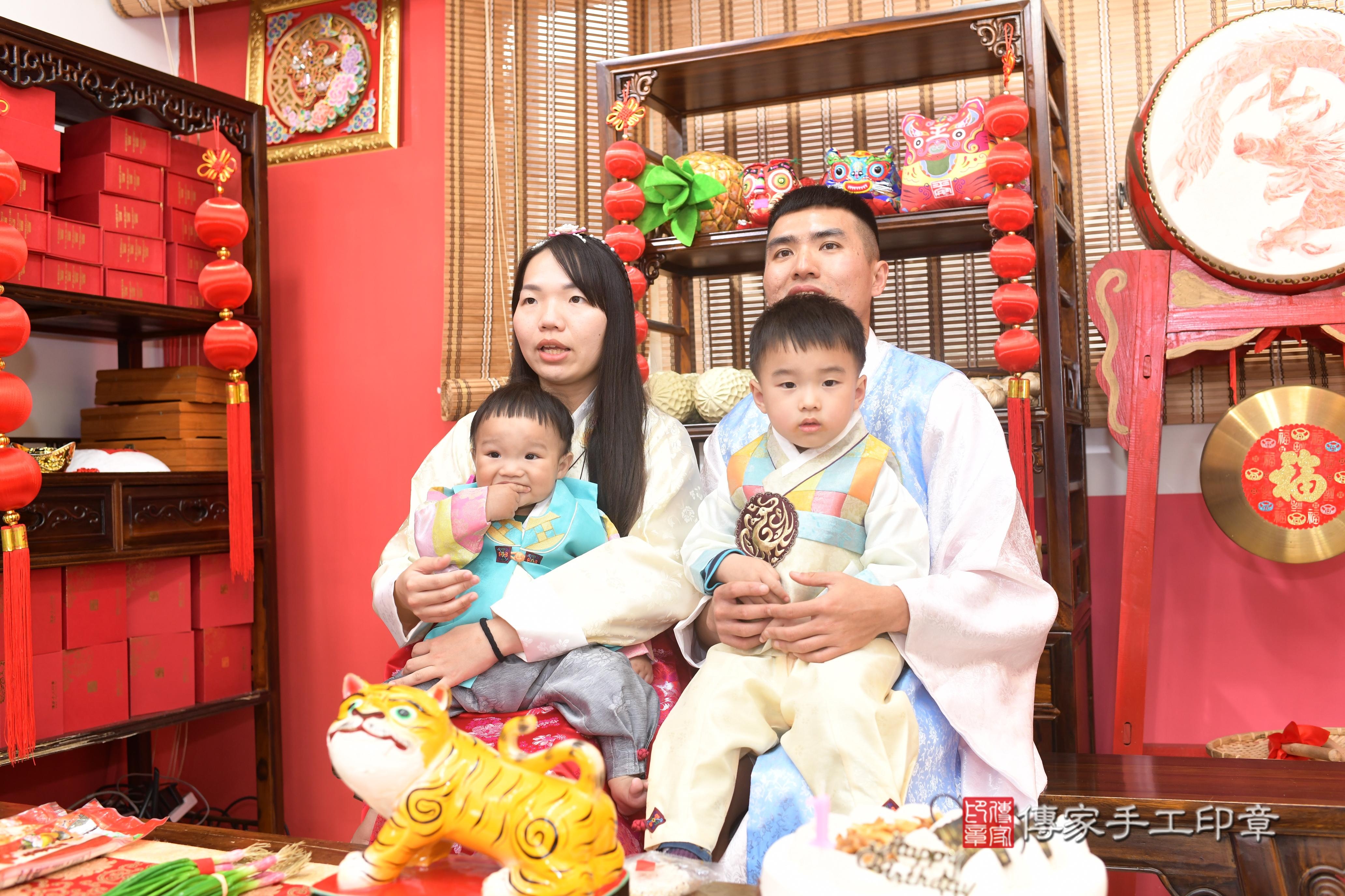 傳家手工印章高雄店、抓周、度脺、中國風會場、傳家嬰兒古禮、吉祥話、抓周道具物品24種、拍照。抓周證書。寶寶抓周、滿周歲、生日快樂、祝福