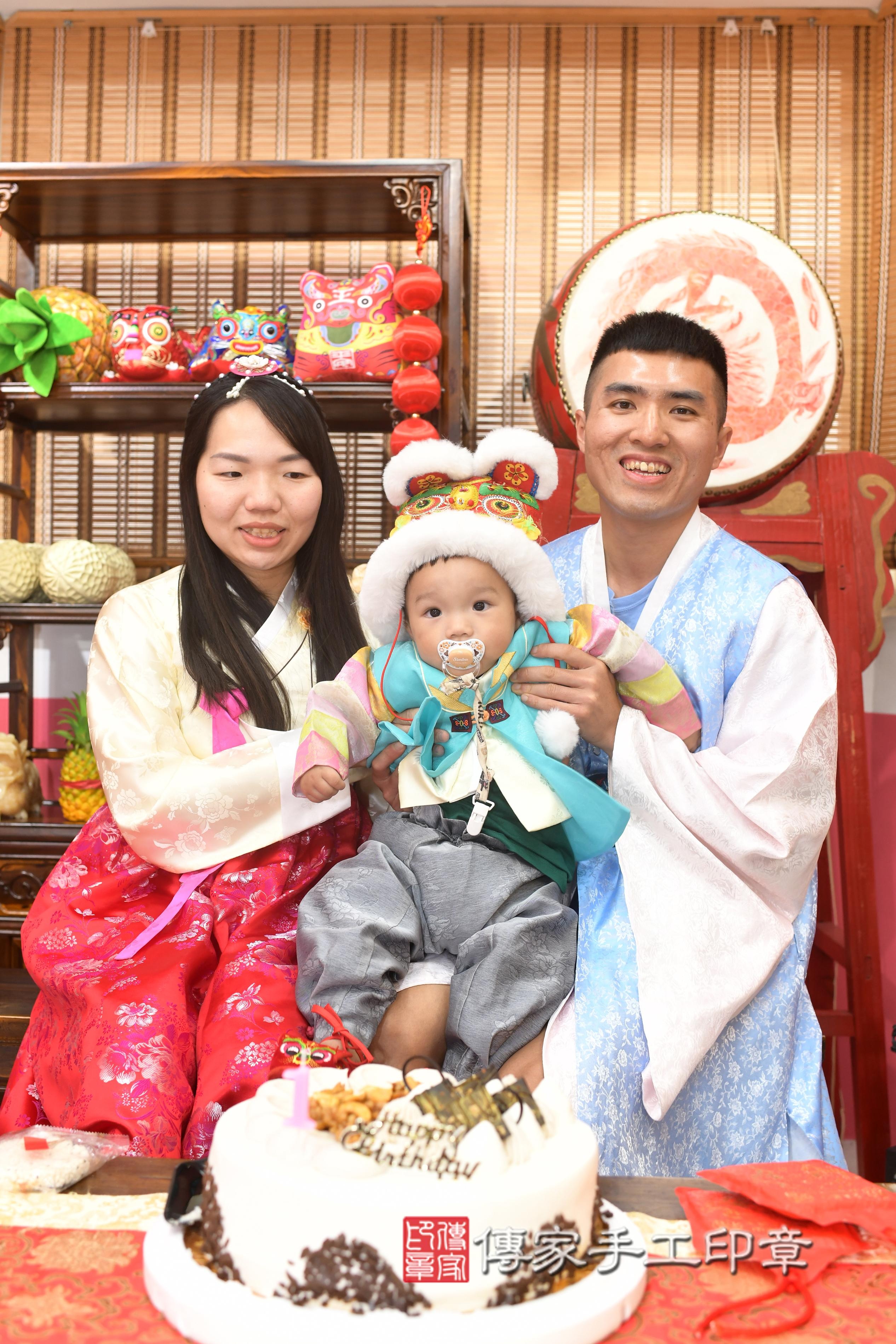 傳家手工印章高雄店、抓周、度脺、中國風會場、傳家嬰兒古禮、吉祥話、抓周道具物品24種、拍照。抓周證書。寶寶抓周、滿周歲、生日快樂、祝福
