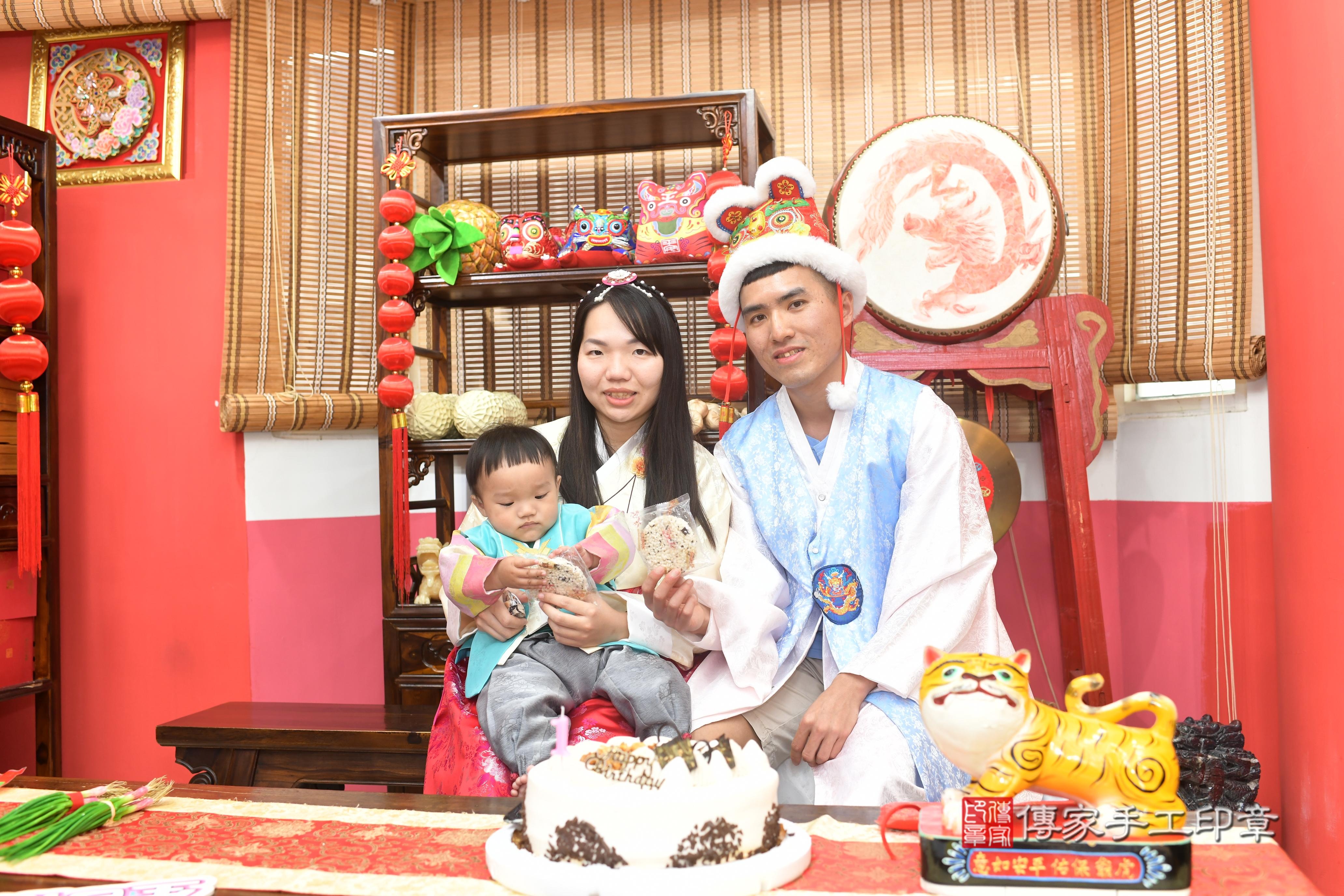 傳家手工印章高雄店、抓周、度脺、中國風會場、傳家嬰兒古禮、吉祥話、抓周道具物品24種、拍照。抓周證書。寶寶抓周、滿周歲、生日快樂、祝福