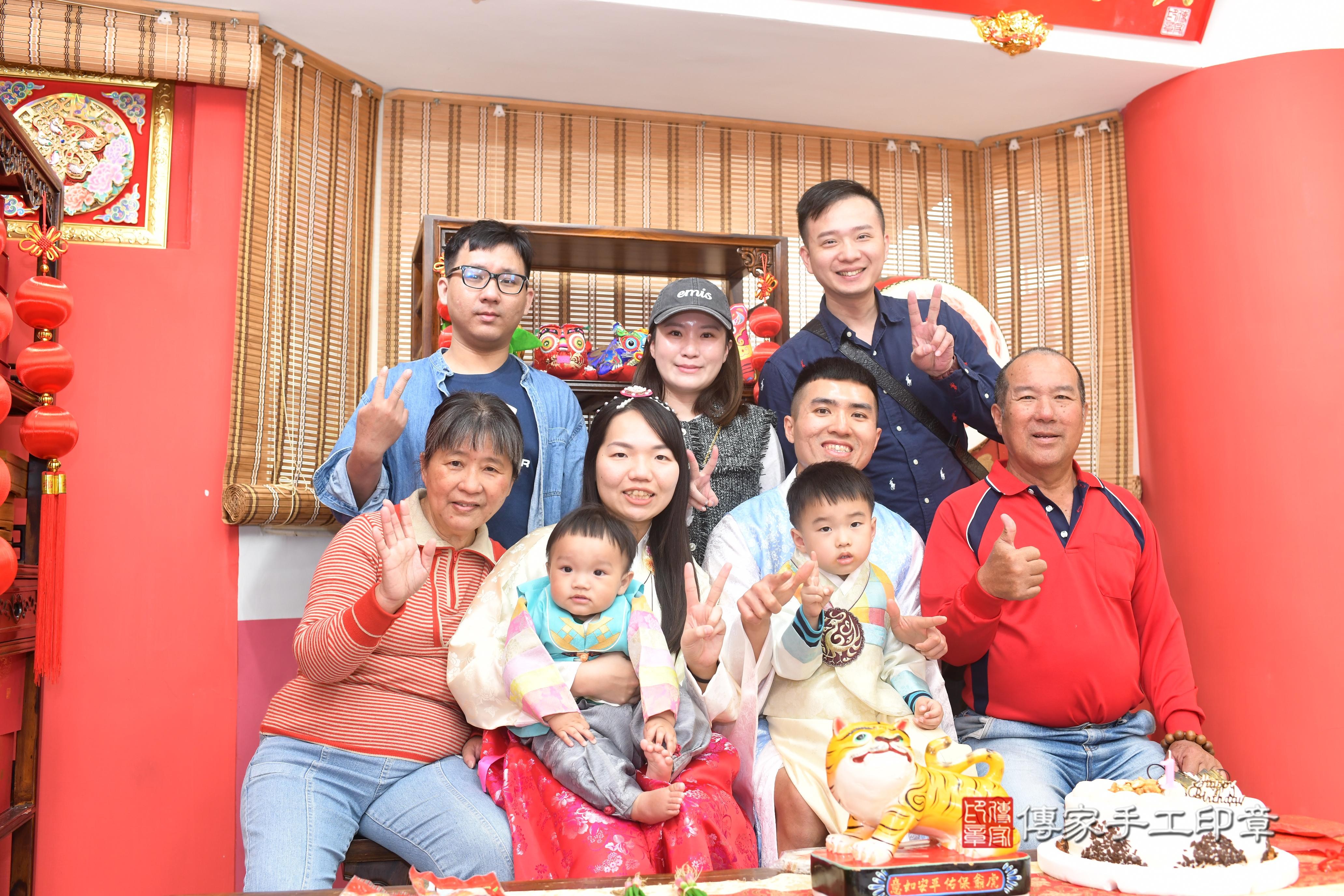 傳家手工印章高雄店、抓周、度脺、中國風會場、傳家嬰兒古禮、吉祥話、抓周道具物品24種、拍照。抓周證書。寶寶抓周、滿周歲、生日快樂、祝福