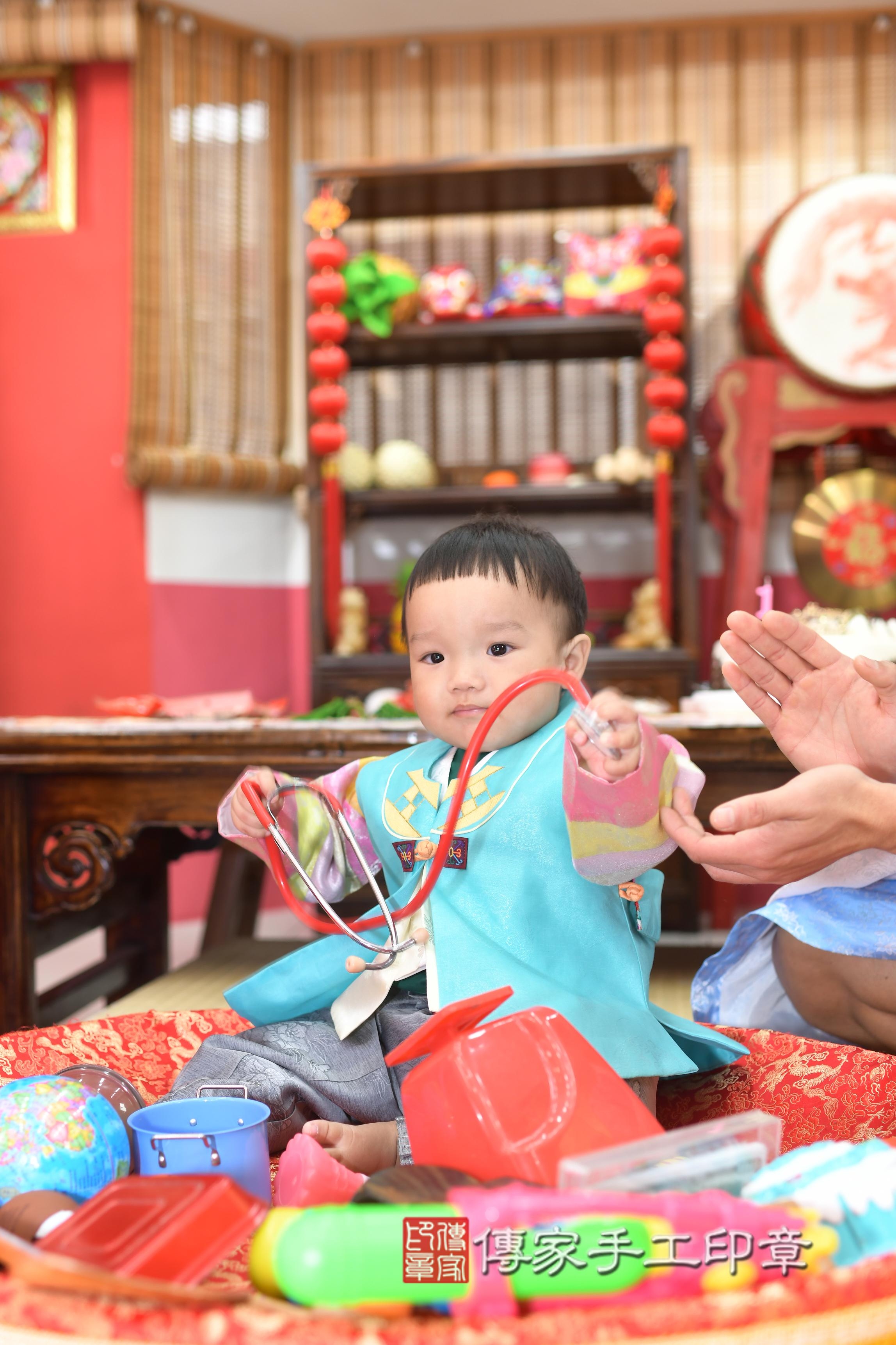 傳家手工印章高雄店、抓周、度脺、中國風會場、傳家嬰兒古禮、吉祥話、抓周道具物品24種、拍照。抓周證書。寶寶抓周、滿周歲、生日快樂、祝福