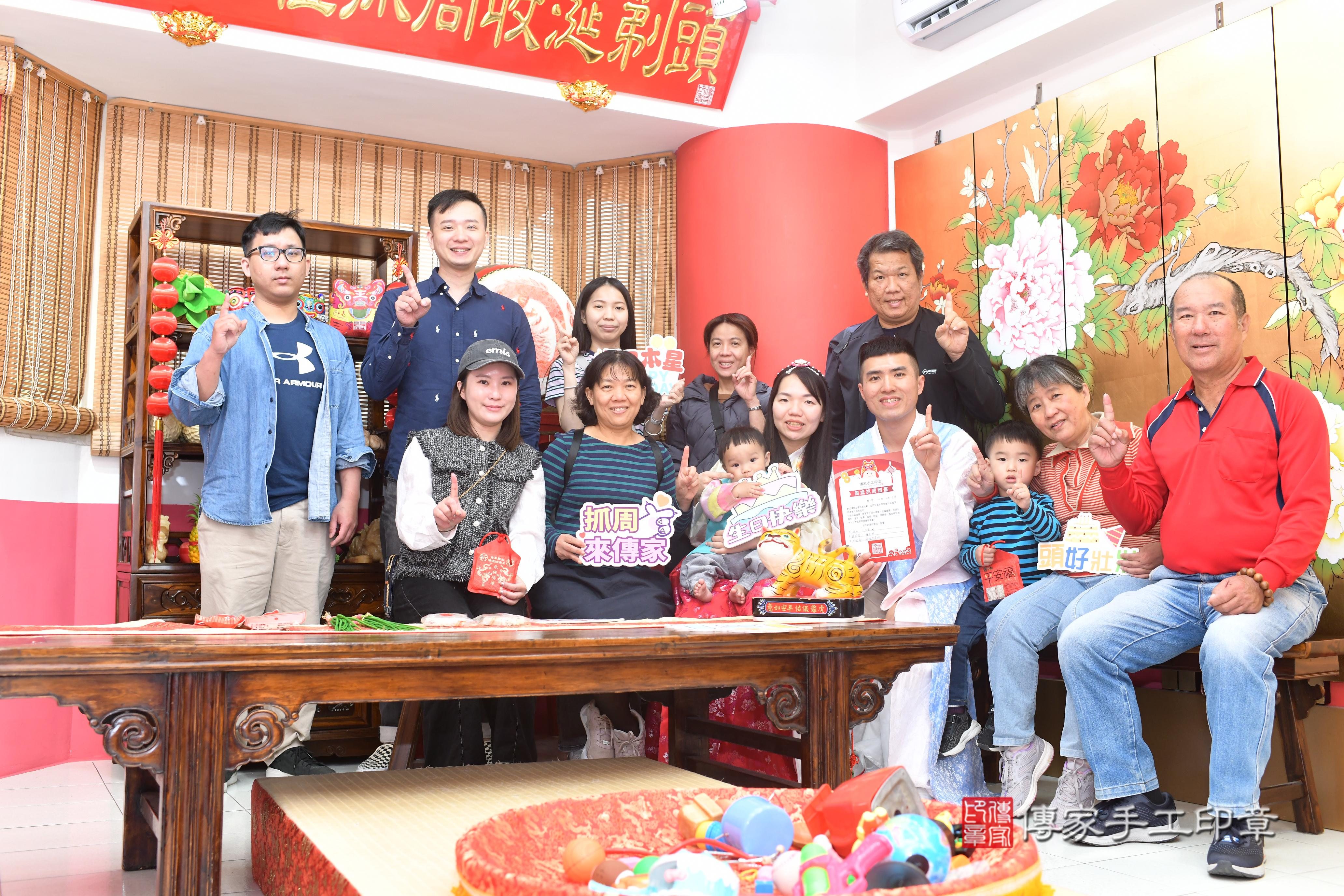 傳家手工印章高雄店、抓周、度脺、中國風會場、傳家嬰兒古禮、吉祥話、抓周道具物品24種、拍照。抓周證書。寶寶抓周、滿周歲、生日快樂、祝福