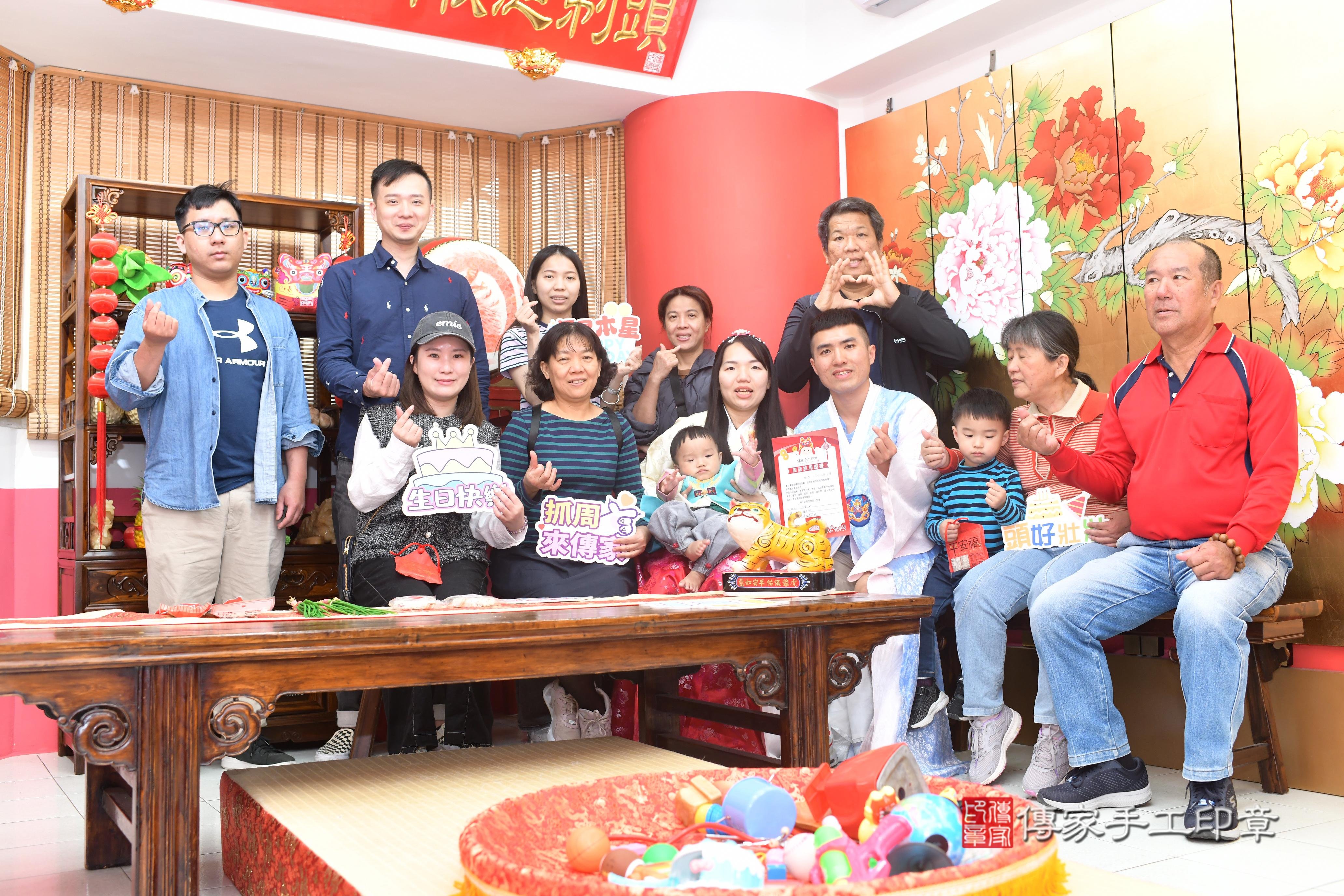 傳家手工印章高雄店、抓周、度脺、中國風會場、傳家嬰兒古禮、吉祥話、抓周道具物品24種、拍照。抓周證書。寶寶抓周、滿周歲、生日快樂、祝福