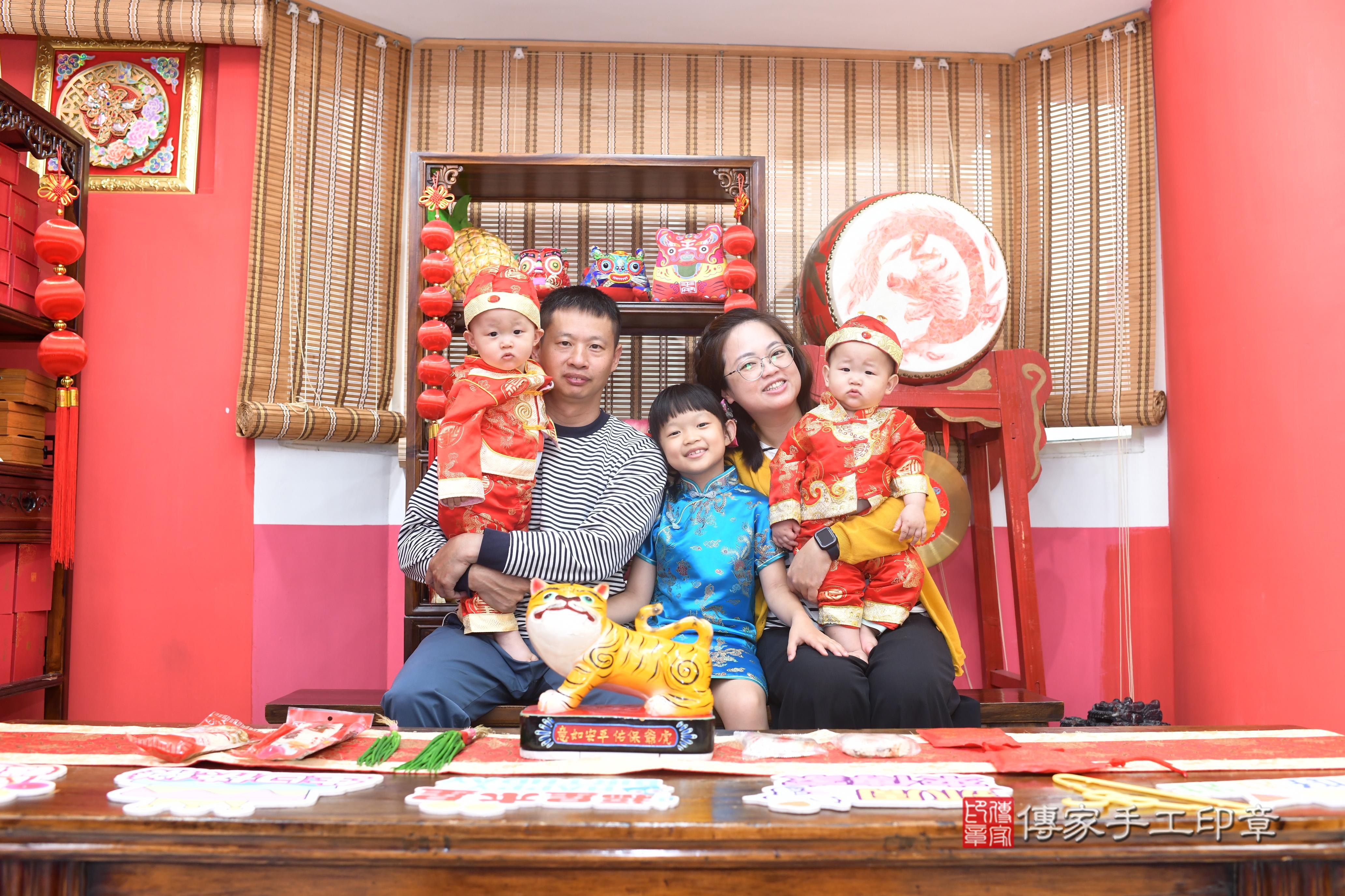 傳家手工印章高雄店、抓周、度脺、中國風會場、傳家嬰兒古禮、吉祥話、抓周道具物品24種、拍照。抓周證書。寶寶抓周、滿周歲、生日快樂、祝福