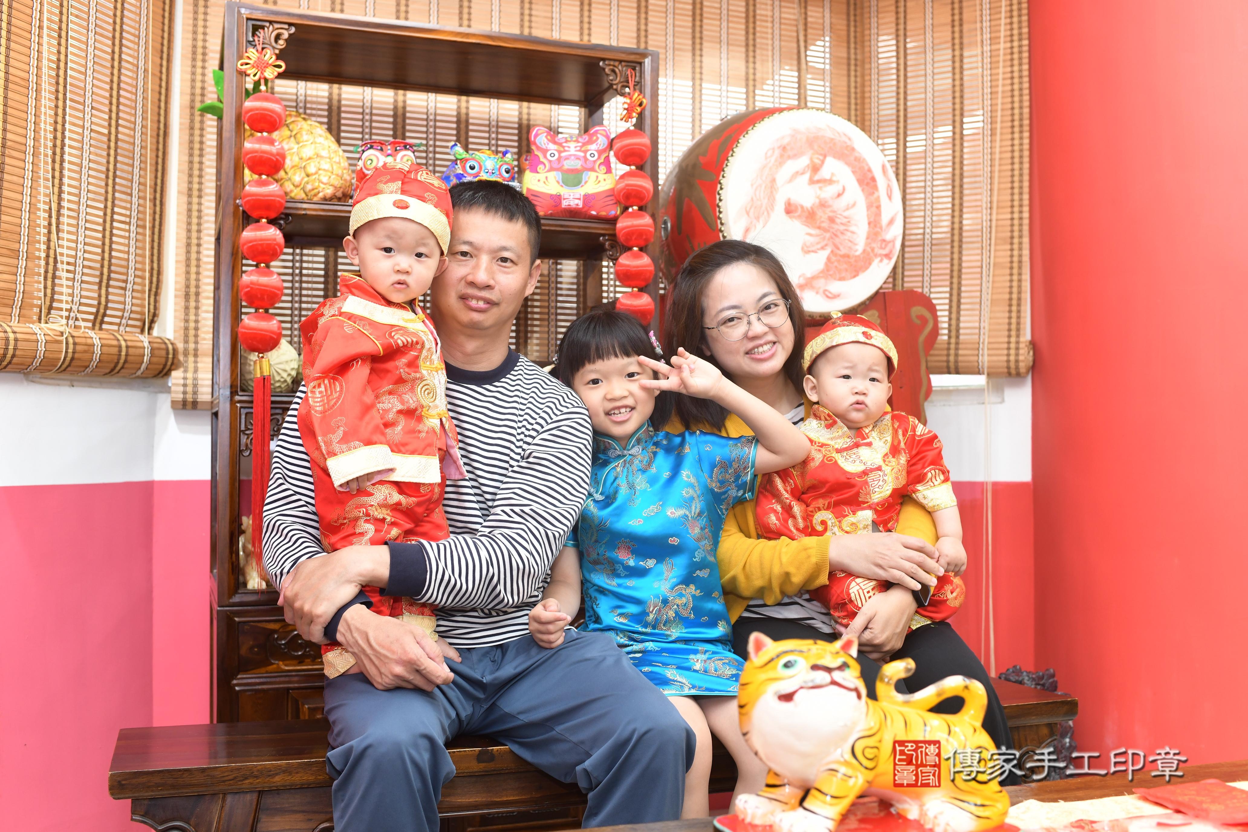 傳家手工印章高雄店、抓周、度脺、中國風會場、傳家嬰兒古禮、吉祥話、抓周道具物品24種、拍照。抓周證書。寶寶抓周、滿周歲、生日快樂、祝福