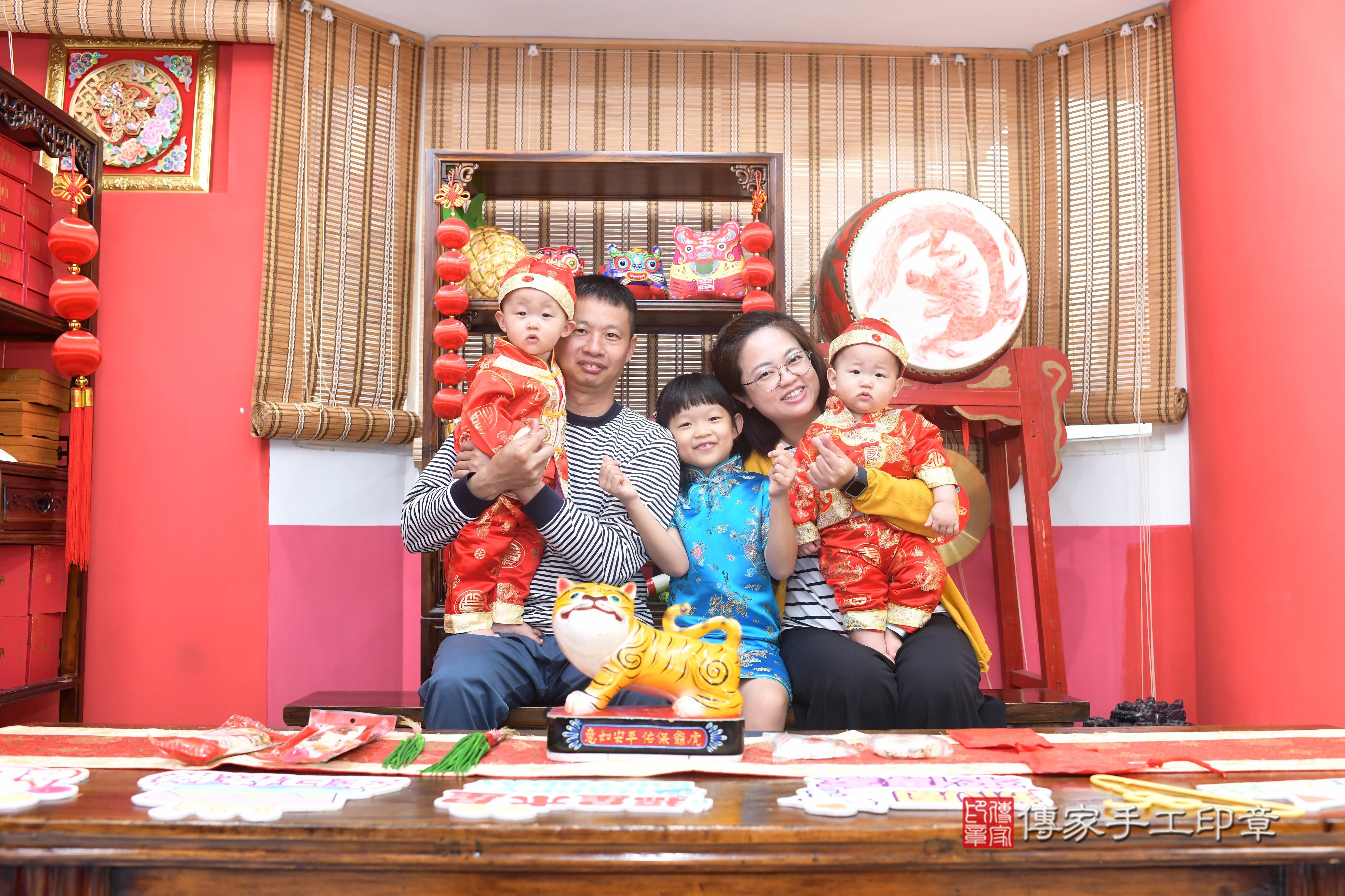 傳家手工印章高雄店、抓周、度脺、中國風會場、傳家嬰兒古禮、吉祥話、抓周道具物品24種、拍照。抓周證書。寶寶抓周、滿周歲、生日快樂、祝福
