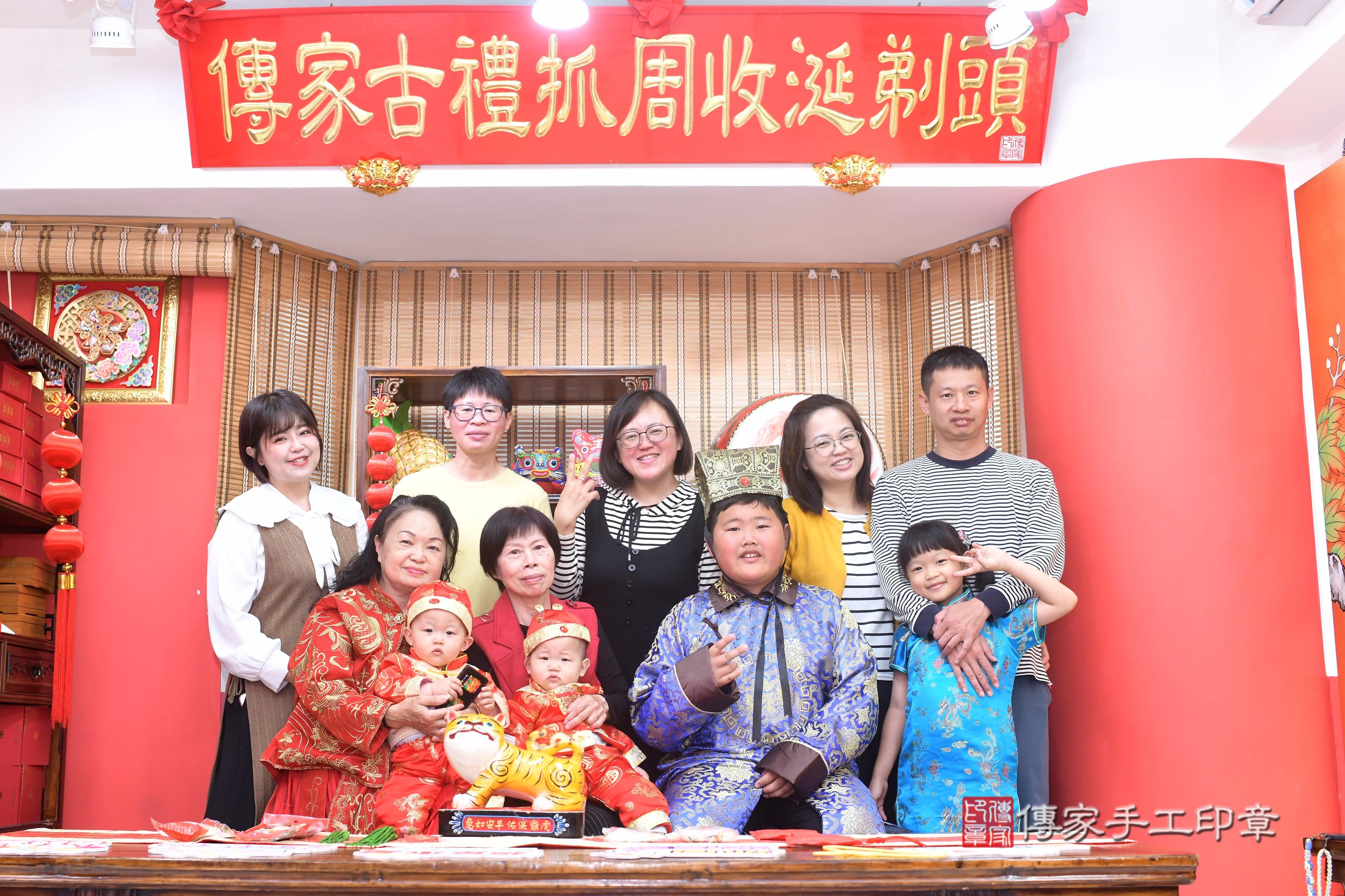 傳家手工印章高雄店、抓周、度脺、中國風會場、傳家嬰兒古禮、吉祥話、抓周道具物品24種、拍照。抓周證書。寶寶抓周、滿周歲、生日快樂、祝福