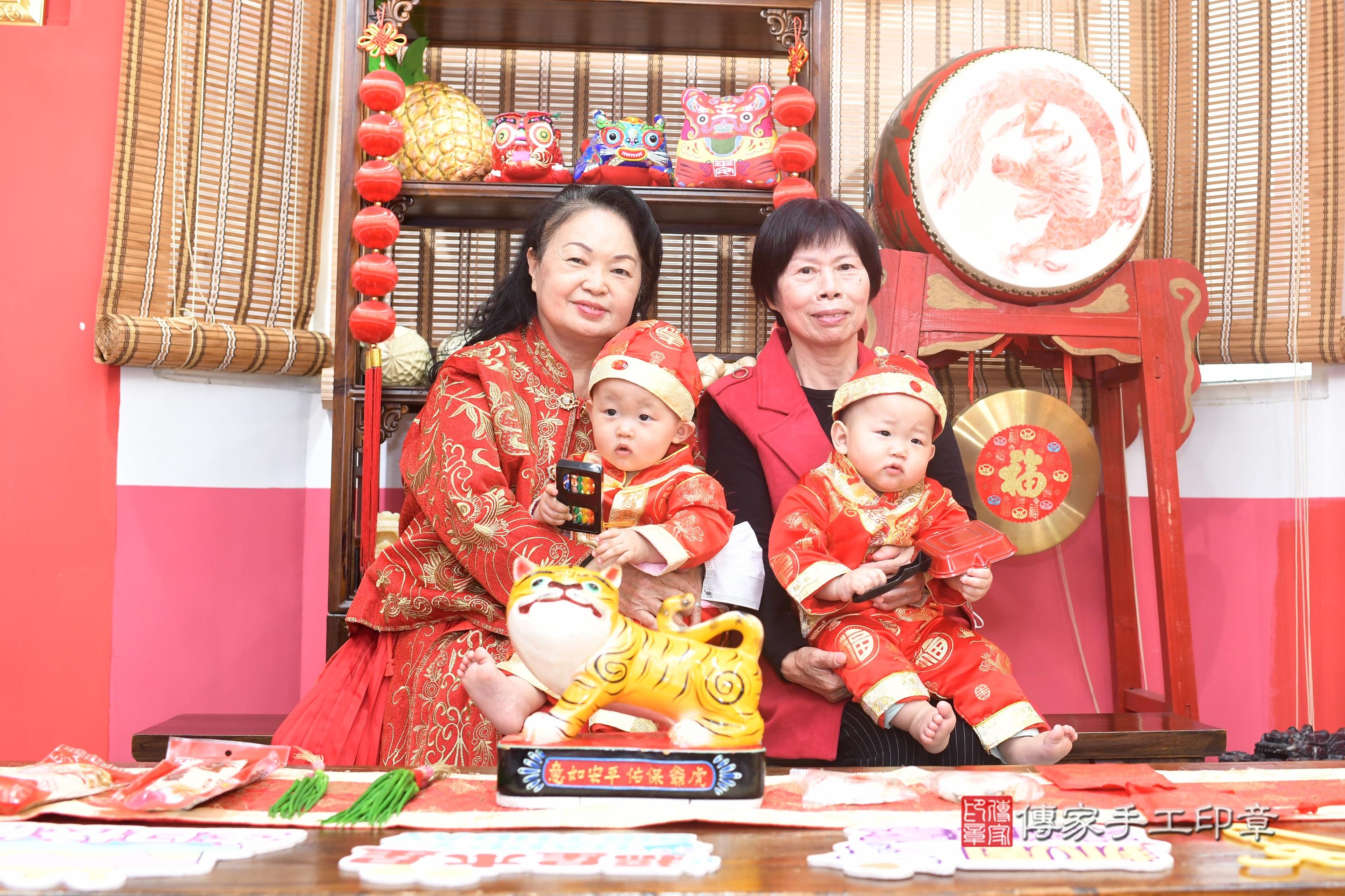 傳家手工印章高雄店、抓周、度脺、中國風會場、傳家嬰兒古禮、吉祥話、抓周道具物品24種、拍照。抓周證書。寶寶抓周、滿周歲、生日快樂、祝福