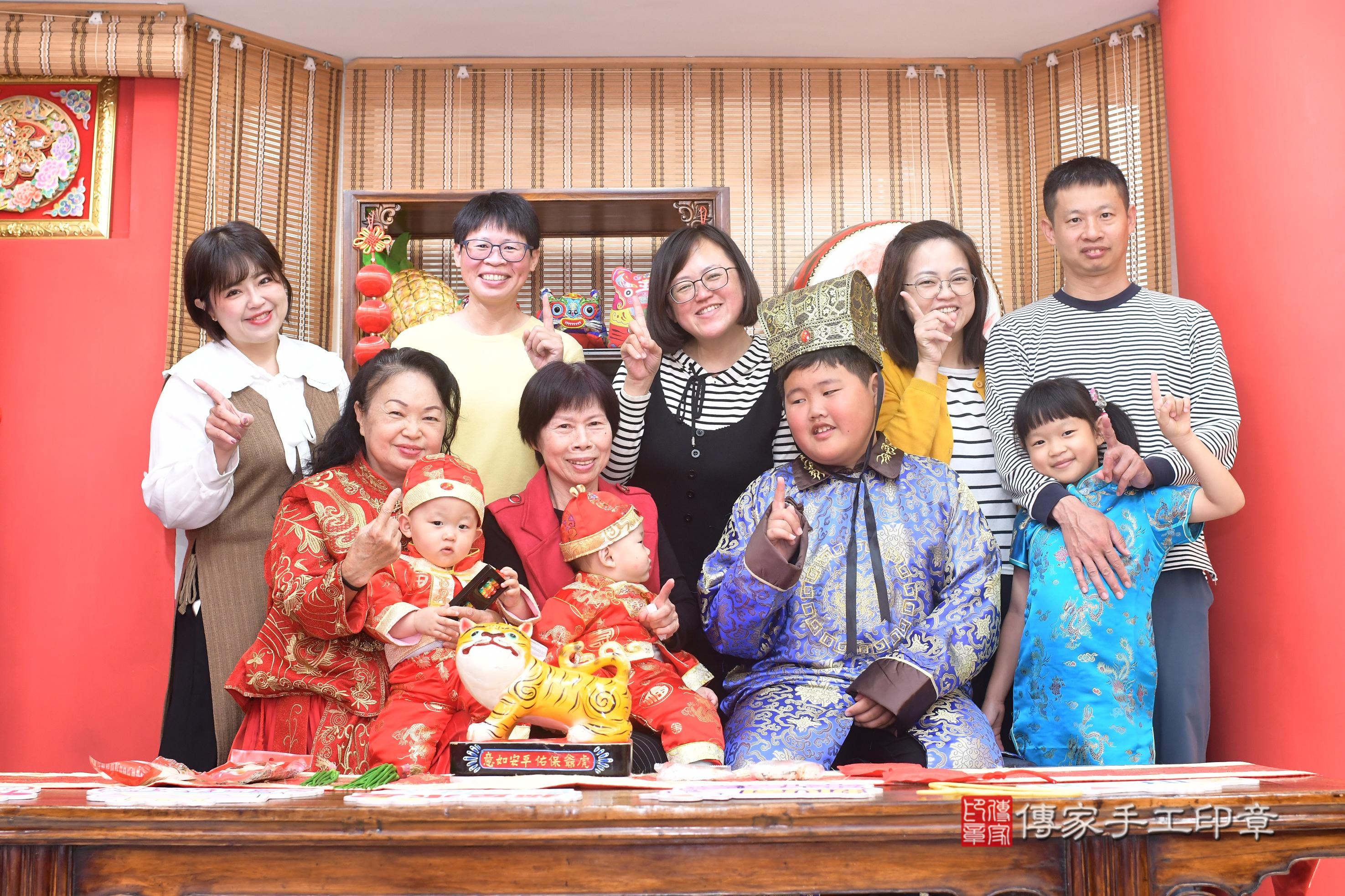 傳家手工印章高雄店、抓周、度脺、中國風會場、傳家嬰兒古禮、吉祥話、抓周道具物品24種、拍照。抓周證書。寶寶抓周、滿周歲、生日快樂、祝福
