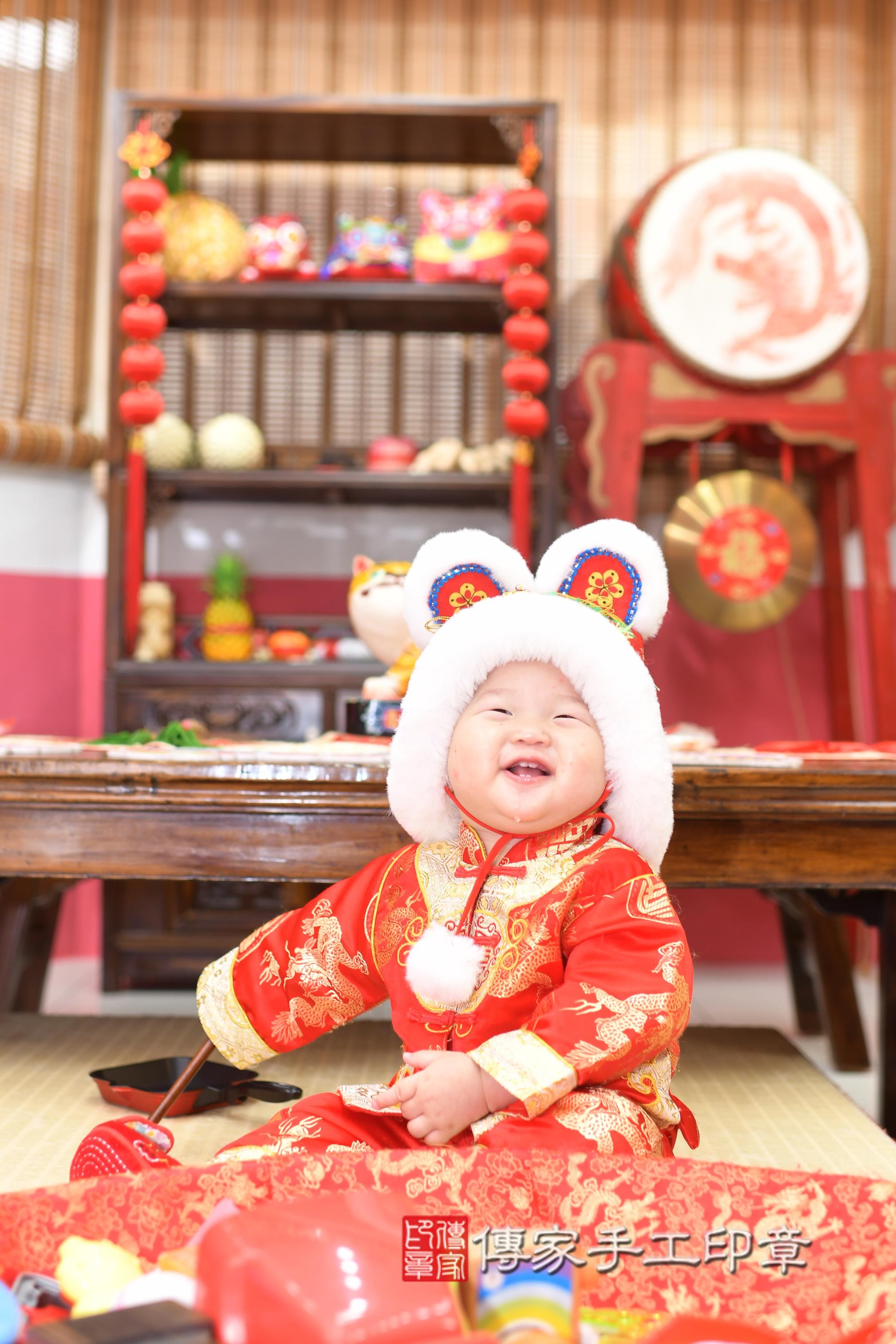 傳家手工印章高雄店、抓周、度脺、中國風會場、傳家嬰兒古禮、吉祥話、抓周道具物品24種、拍照。抓周證書。寶寶抓周、滿周歲、生日快樂、祝福