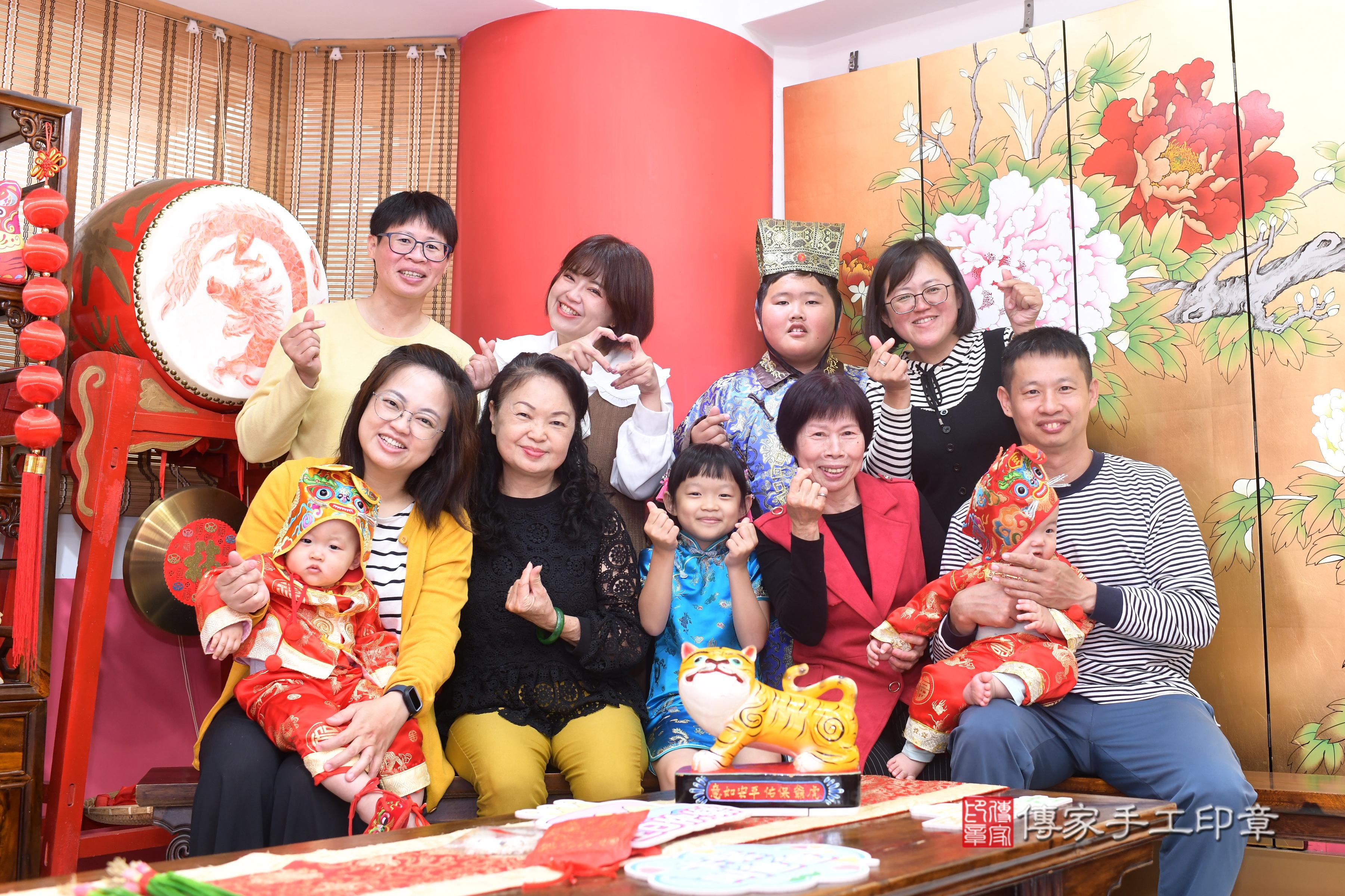 傳家手工印章高雄店、抓周、度脺、中國風會場、傳家嬰兒古禮、吉祥話、抓周道具物品24種、拍照。抓周證書。寶寶抓周、滿周歲、生日快樂、祝福