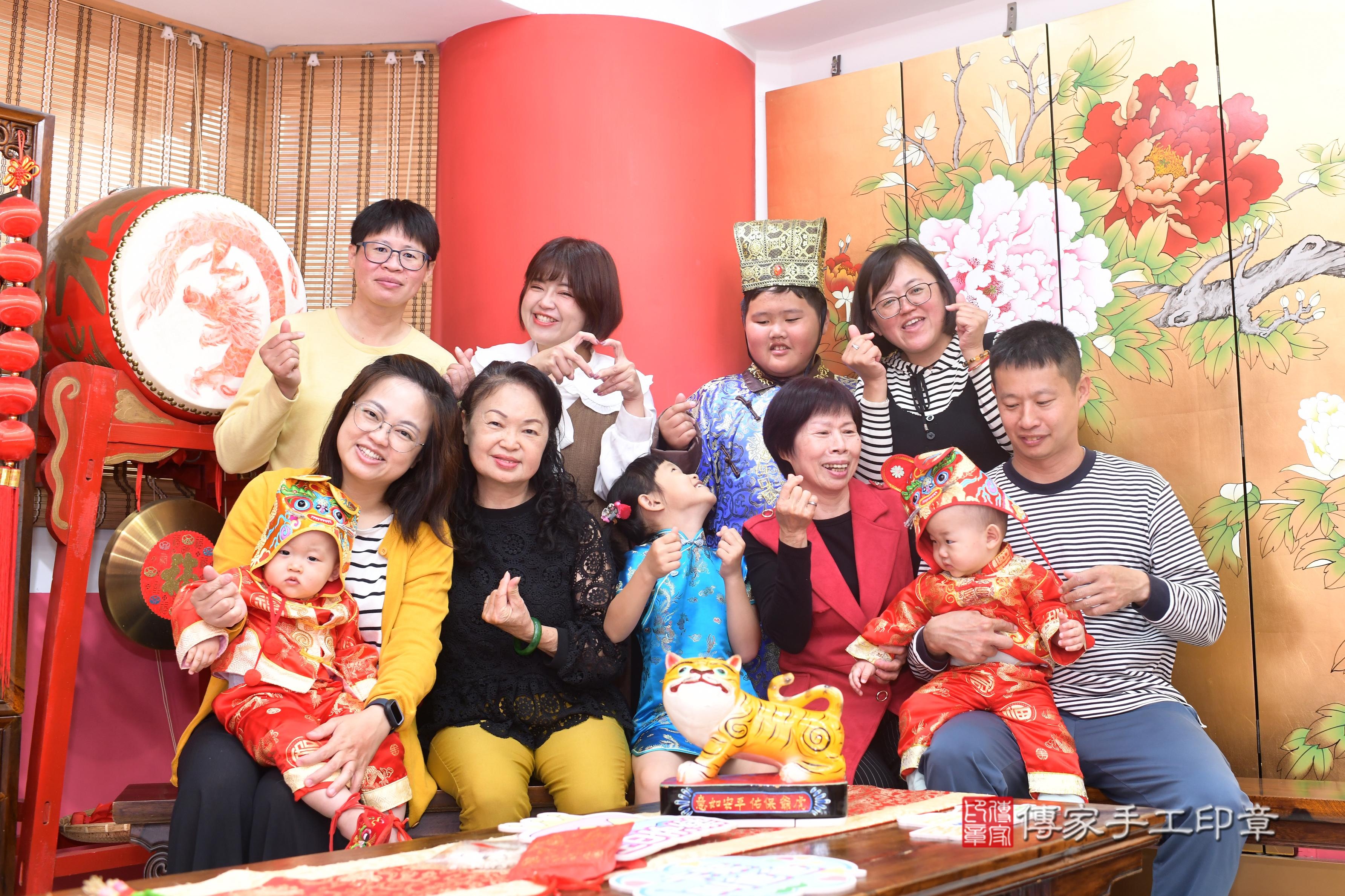 傳家手工印章高雄店、抓周、度脺、中國風會場、傳家嬰兒古禮、吉祥話、抓周道具物品24種、拍照。抓周證書。寶寶抓周、滿周歲、生日快樂、祝福