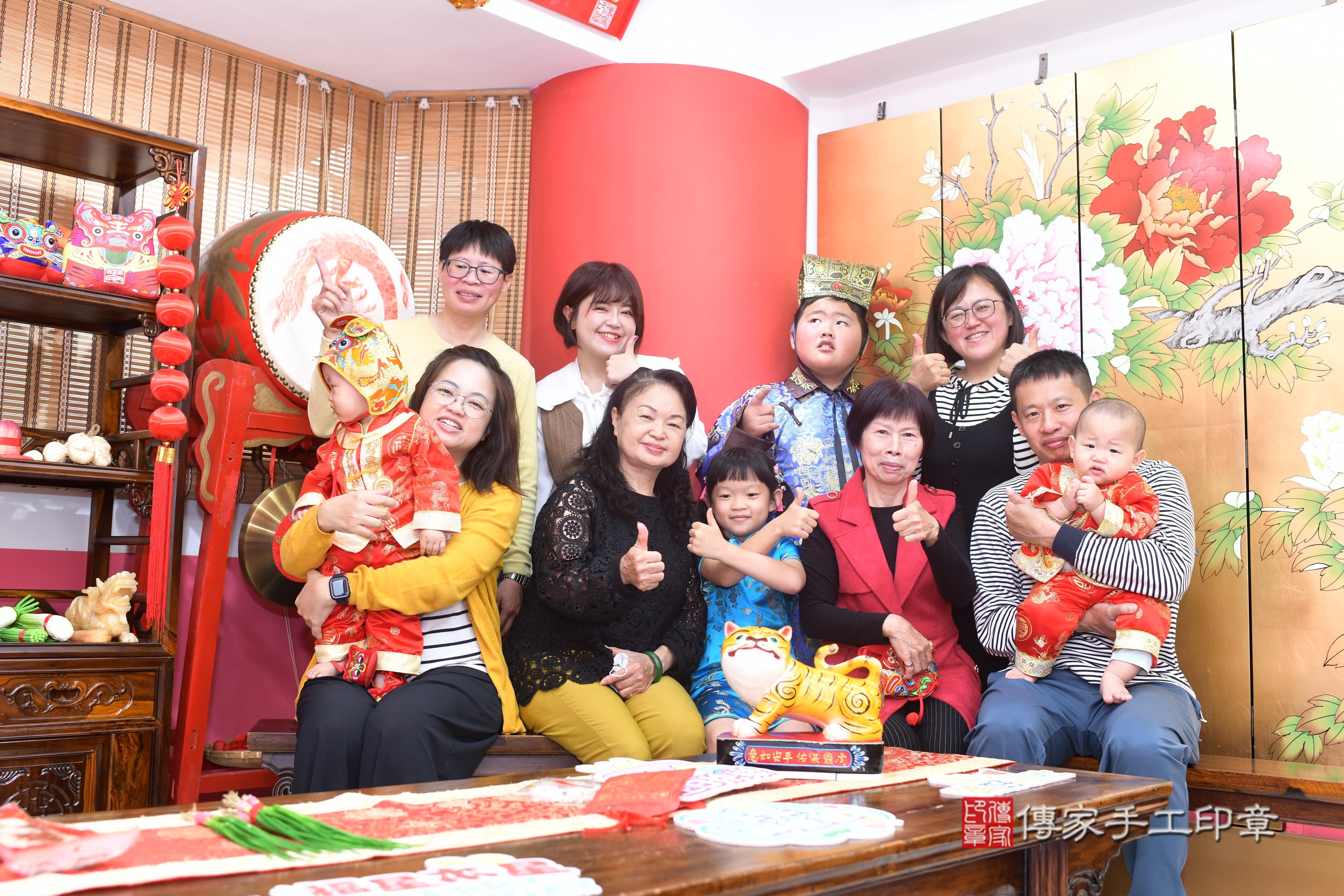 傳家手工印章高雄店、抓周、度脺、中國風會場、傳家嬰兒古禮、吉祥話、抓周道具物品24種、拍照。抓周證書。寶寶抓周、滿周歲、生日快樂、祝福