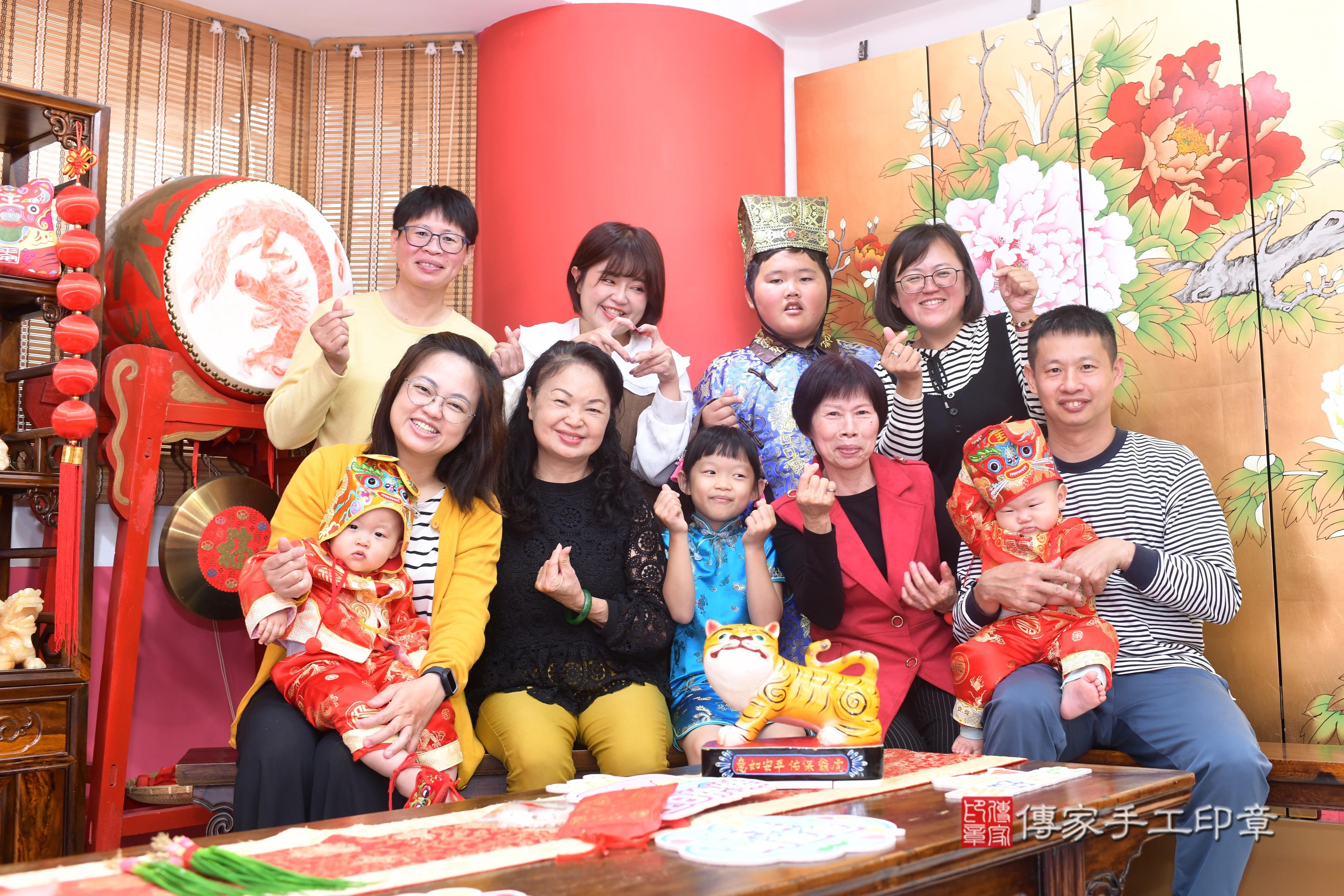 傳家手工印章高雄店、抓周、度脺、中國風會場、傳家嬰兒古禮、吉祥話、抓周道具物品24種、拍照。抓周證書。寶寶抓周、滿周歲、生日快樂、祝福
