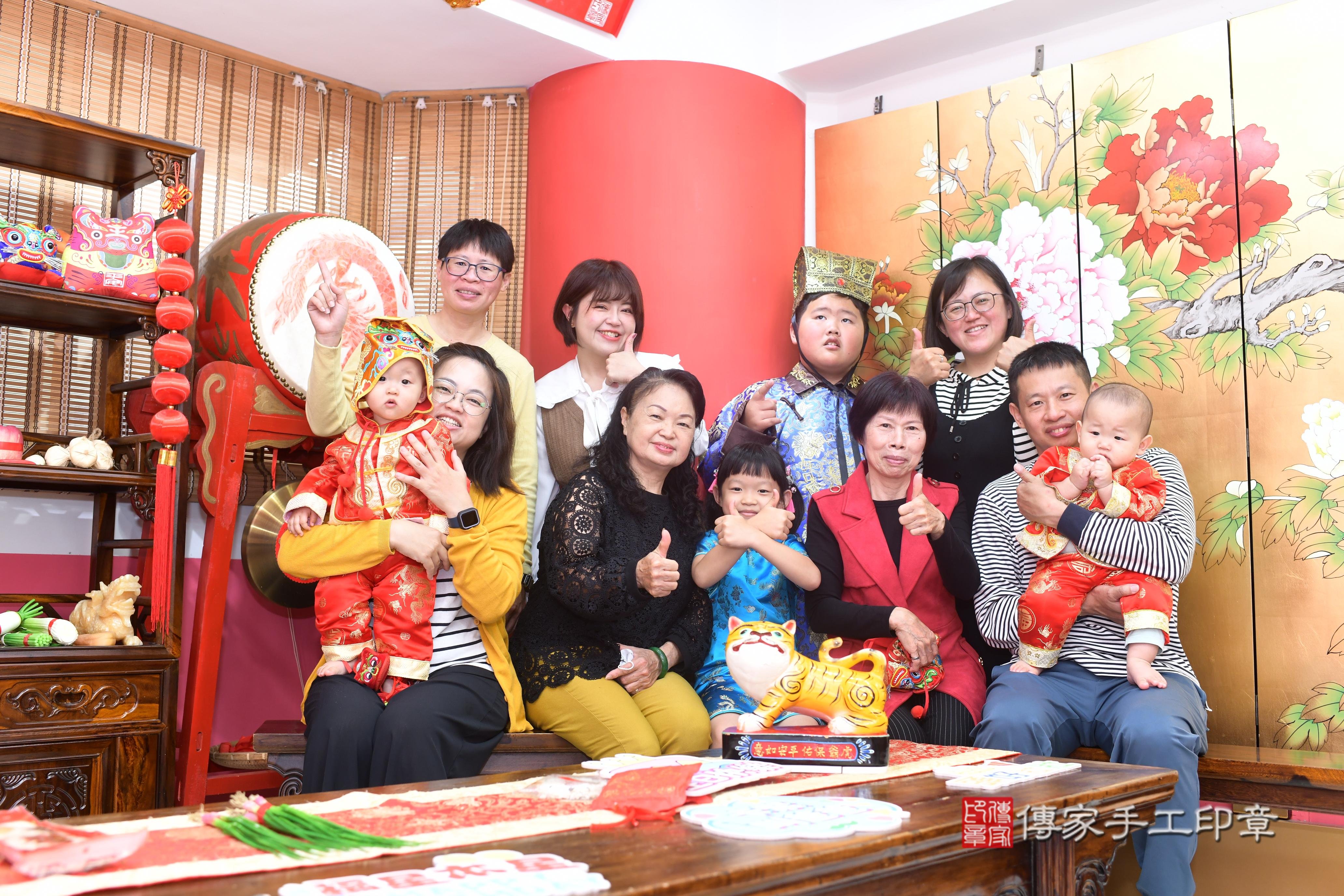 傳家手工印章高雄店、抓周、度脺、中國風會場、傳家嬰兒古禮、吉祥話、抓周道具物品24種、拍照。抓周證書。寶寶抓周、滿周歲、生日快樂、祝福