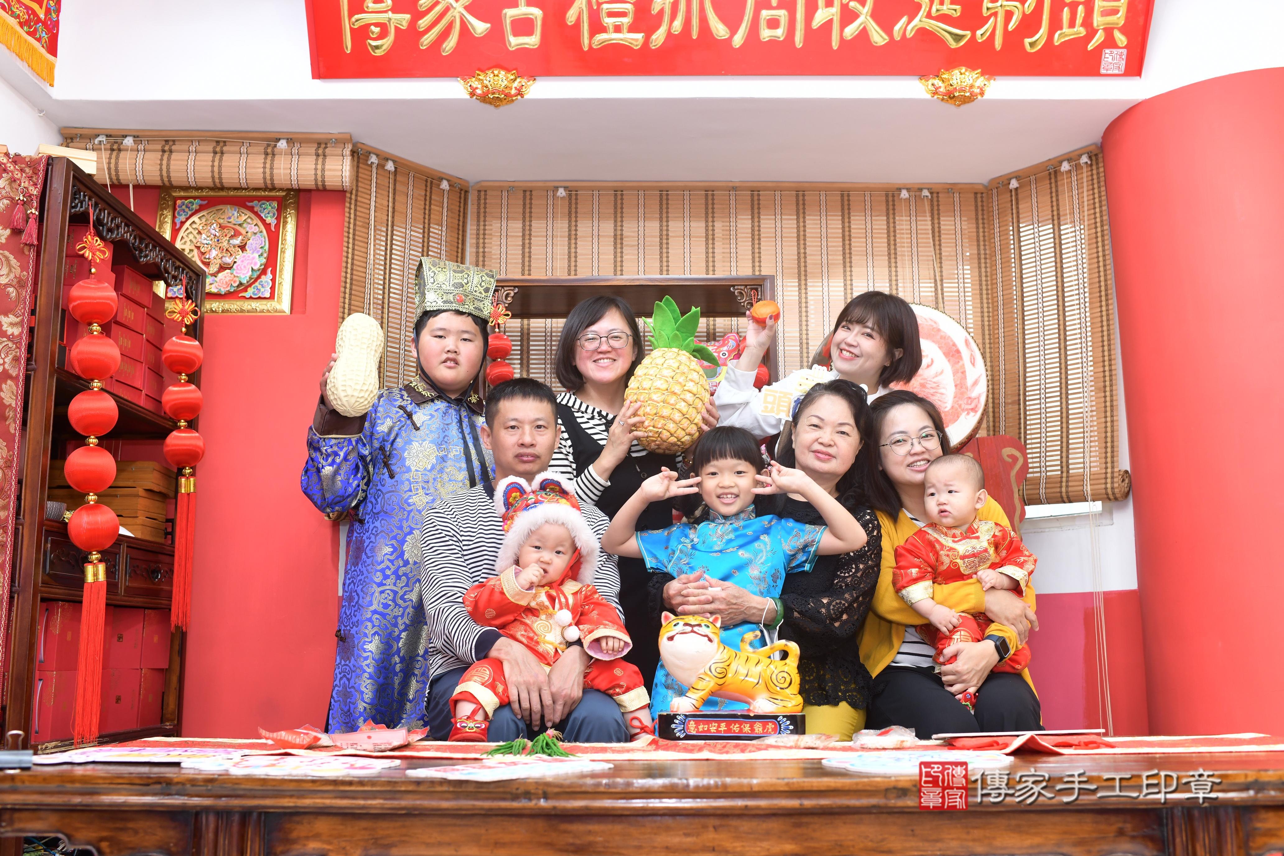 傳家手工印章高雄店、抓周、度脺、中國風會場、傳家嬰兒古禮、吉祥話、抓周道具物品24種、拍照。抓周證書。寶寶抓周、滿周歲、生日快樂、祝福