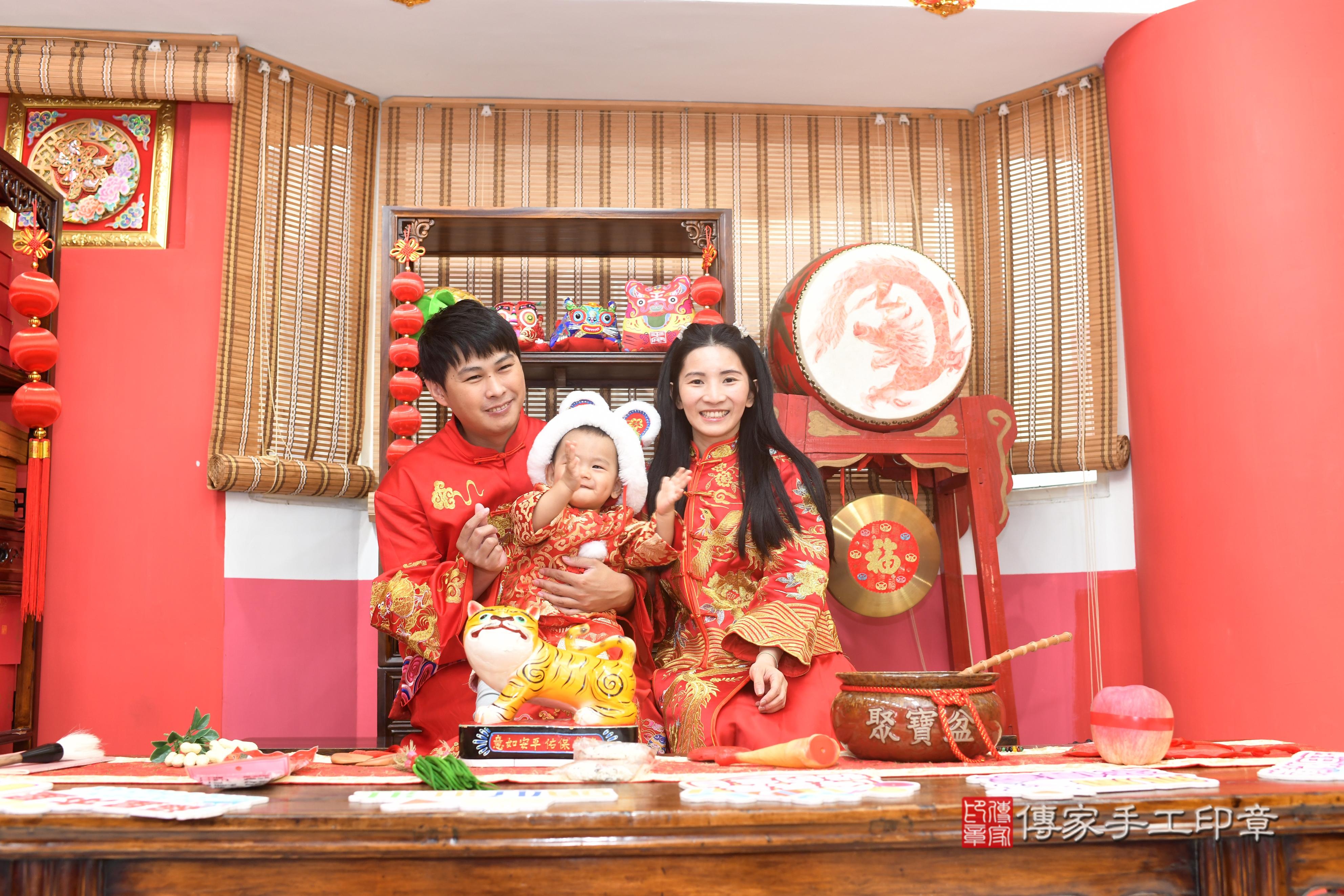 傳家手工印章高雄店、抓周、度脺、中國風會場、傳家嬰兒古禮、吉祥話、抓周道具物品24種、拍照。抓周證書。寶寶抓周、滿周歲、生日快樂、祝福