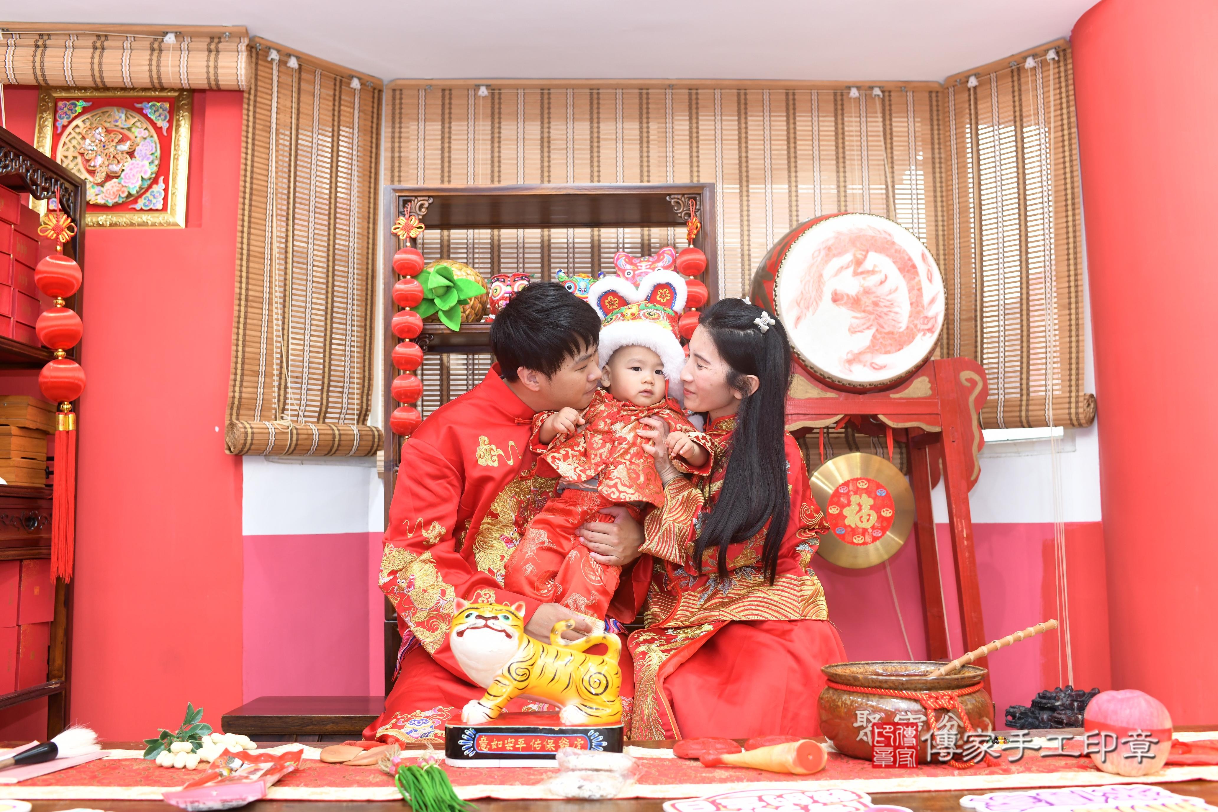 傳家手工印章高雄店、抓周、度脺、中國風會場、傳家嬰兒古禮、吉祥話、抓周道具物品24種、拍照。抓周證書。寶寶抓周、滿周歲、生日快樂、祝福
