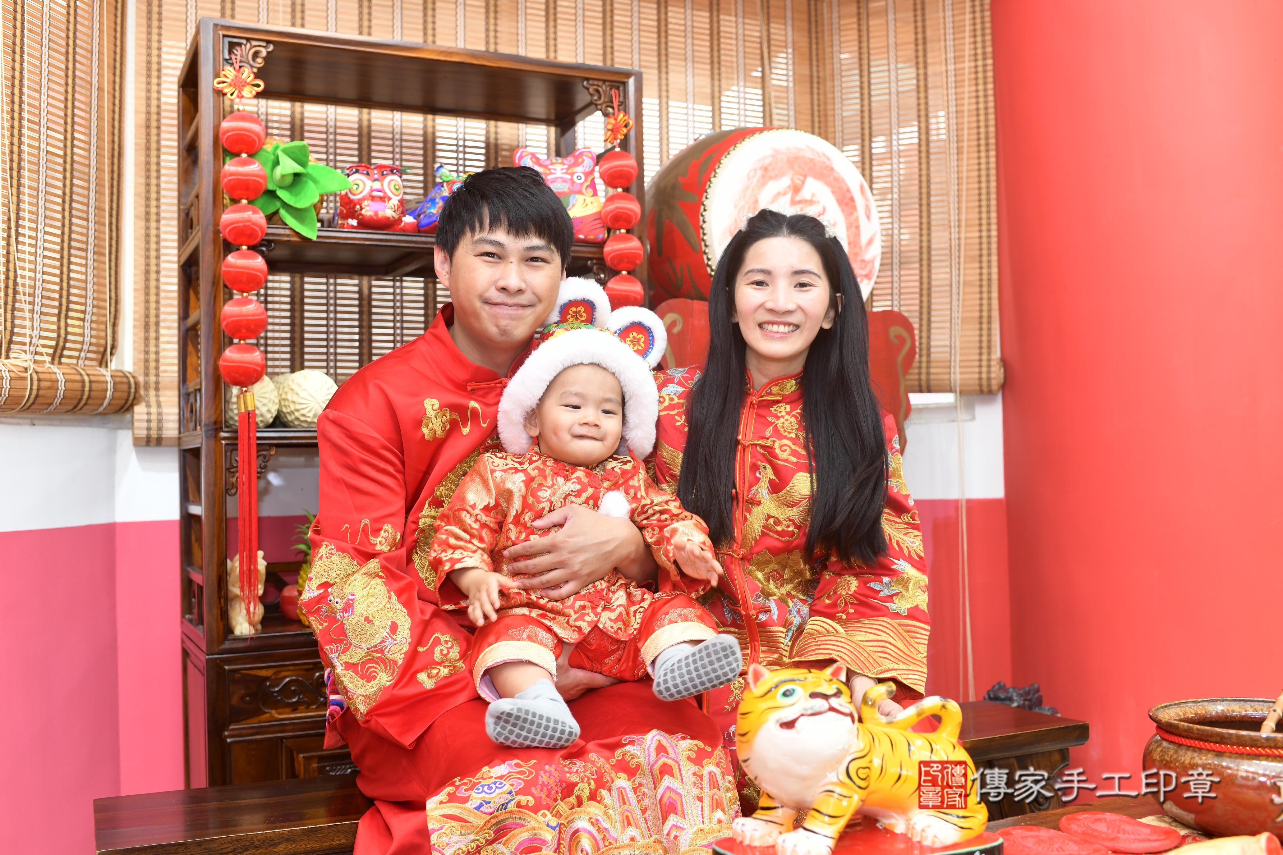 傳家手工印章高雄店、抓周、度脺、中國風會場、傳家嬰兒古禮、吉祥話、抓周道具物品24種、拍照。抓周證書。寶寶抓周、滿周歲、生日快樂、祝福