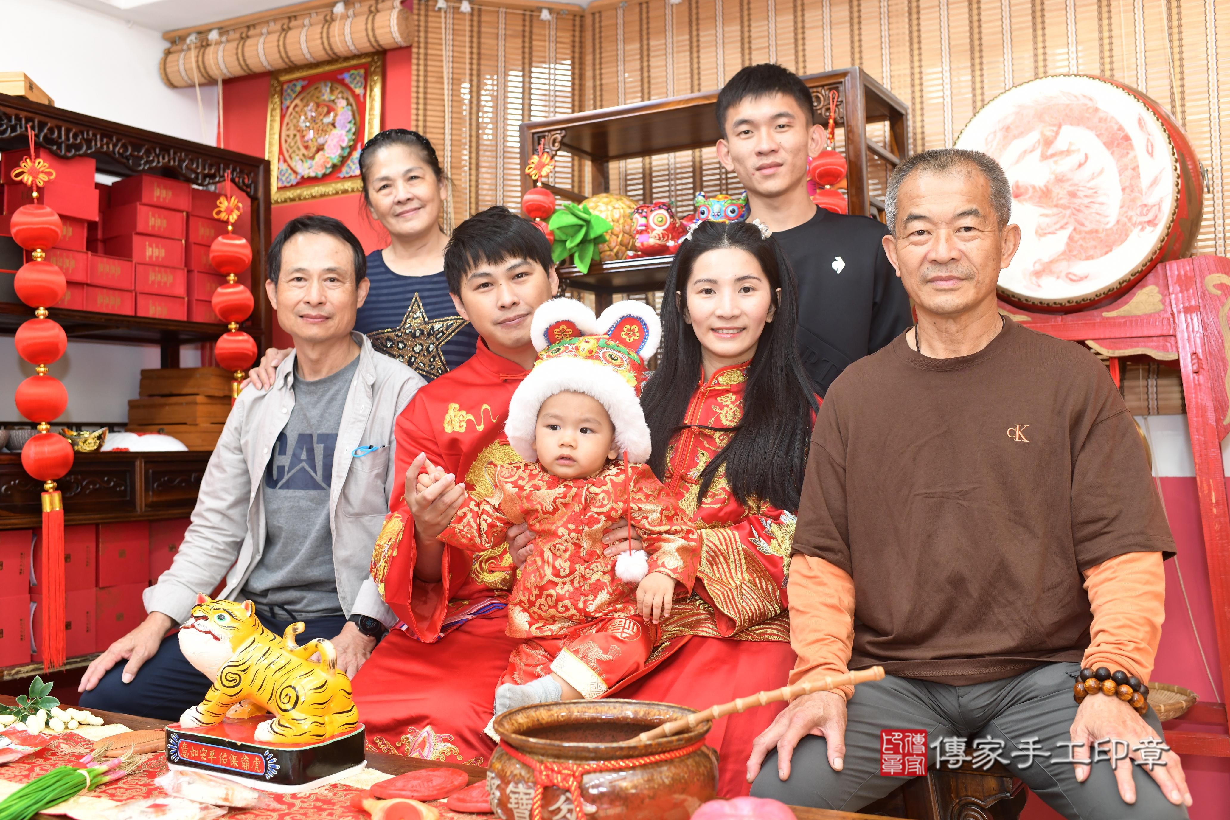 傳家手工印章高雄店、抓周、度脺、中國風會場、傳家嬰兒古禮、吉祥話、抓周道具物品24種、拍照。抓周證書。寶寶抓周、滿周歲、生日快樂、祝福