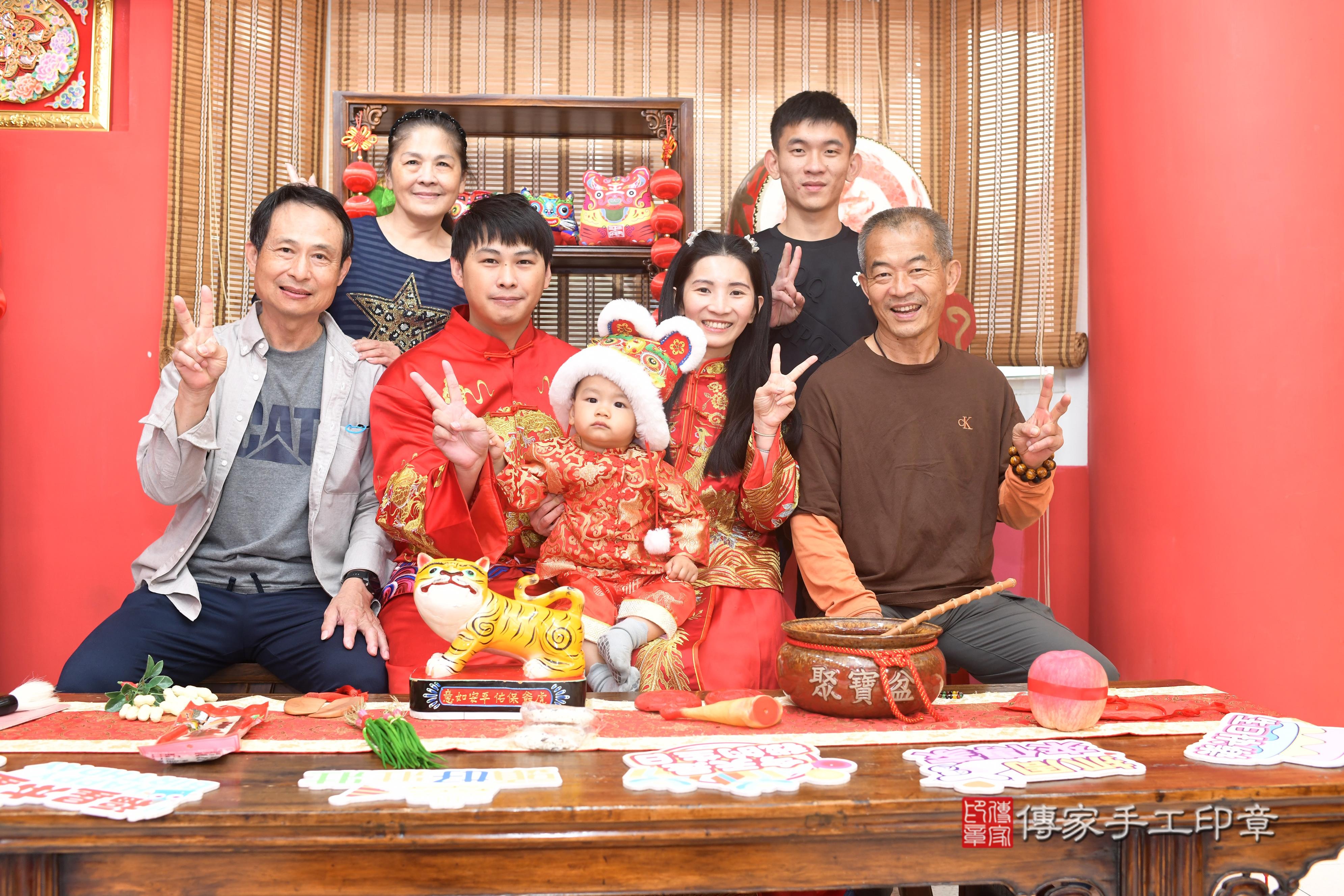 傳家手工印章高雄店、抓周、度脺、中國風會場、傳家嬰兒古禮、吉祥話、抓周道具物品24種、拍照。抓周證書。寶寶抓周、滿周歲、生日快樂、祝福
