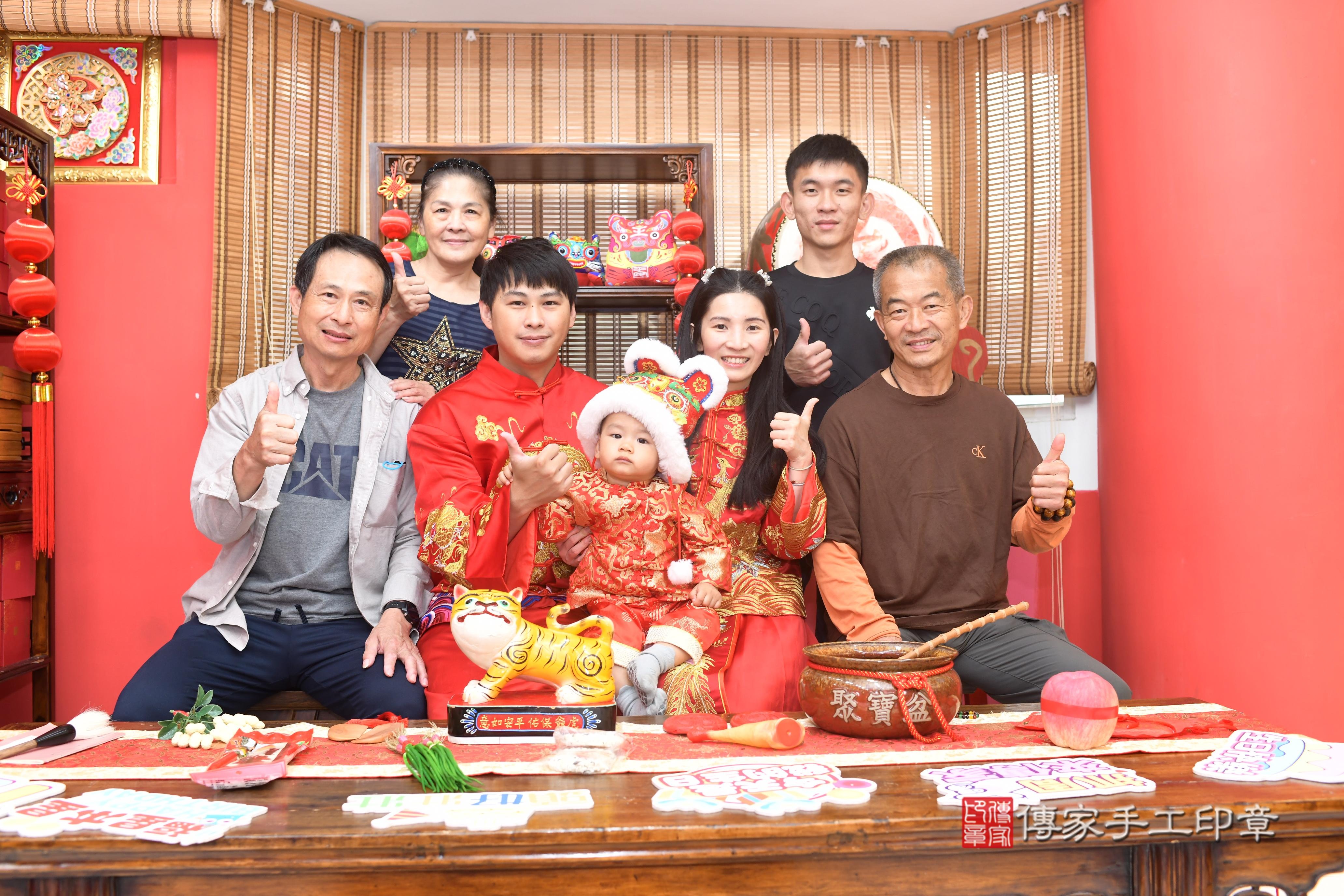 傳家手工印章高雄店、抓周、度脺、中國風會場、傳家嬰兒古禮、吉祥話、抓周道具物品24種、拍照。抓周證書。寶寶抓周、滿周歲、生日快樂、祝福