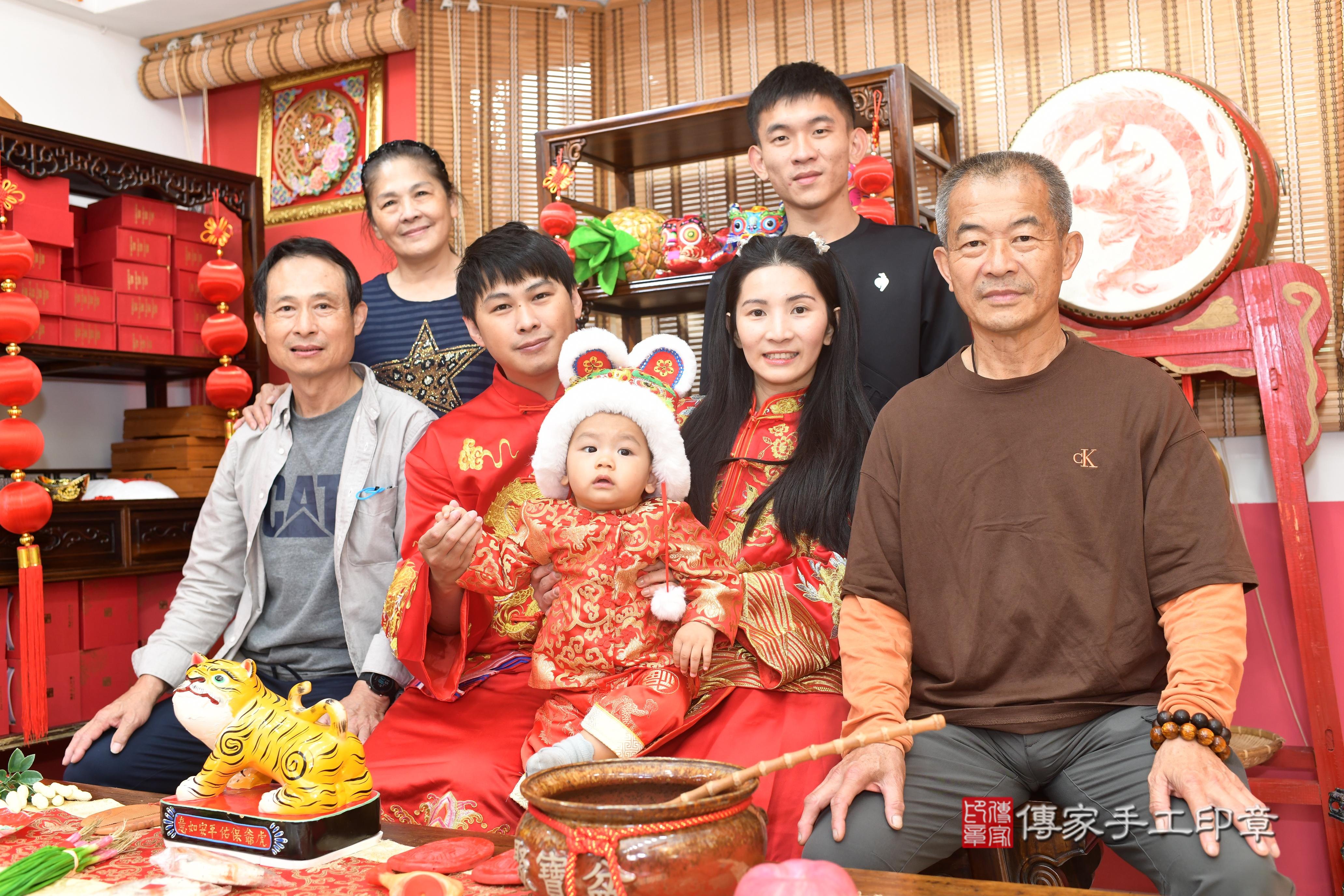 傳家手工印章高雄店、抓周、度脺、中國風會場、傳家嬰兒古禮、吉祥話、抓周道具物品24種、拍照。抓周證書。寶寶抓周、滿周歲、生日快樂、祝福