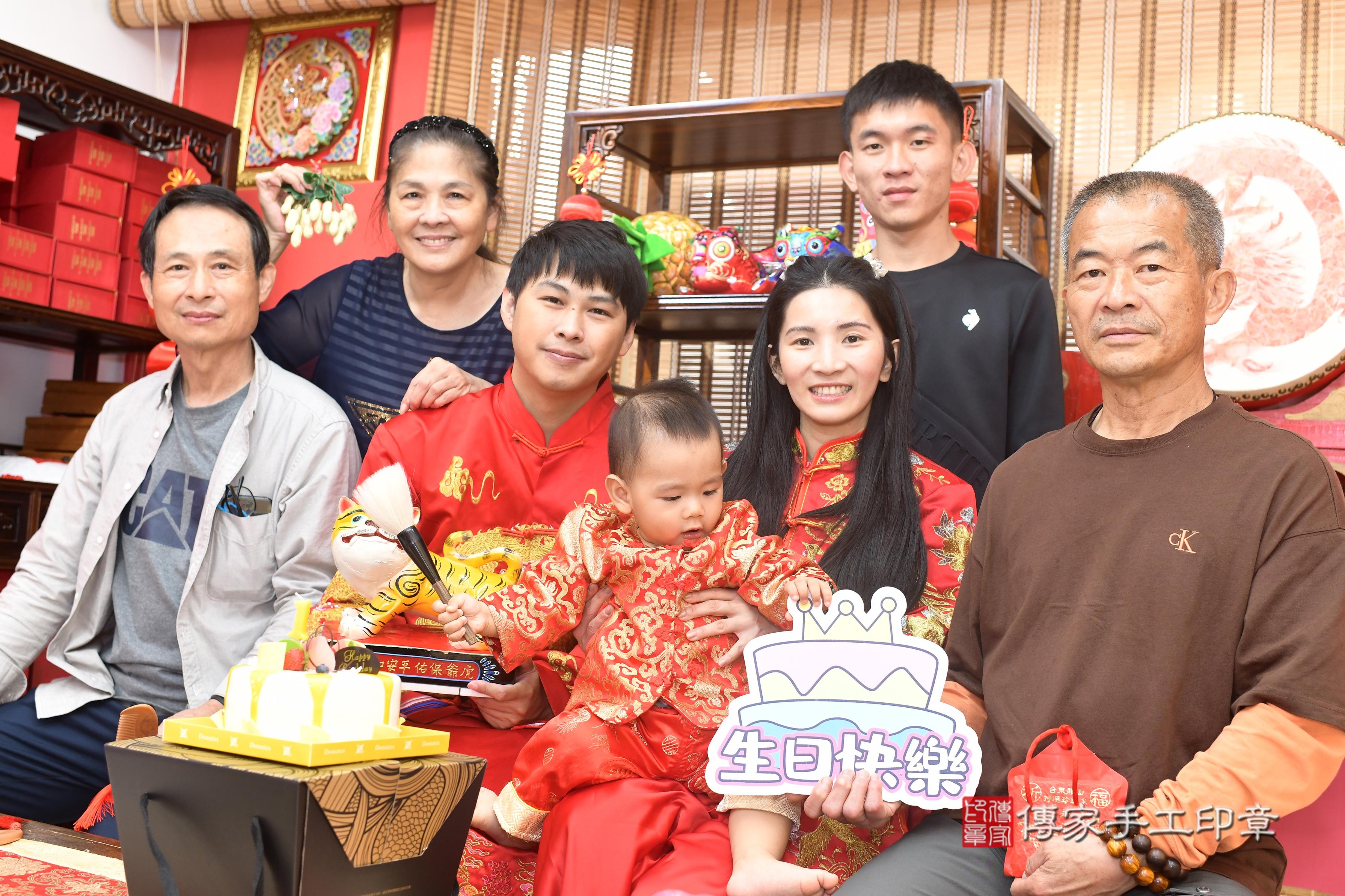 傳家手工印章高雄店、抓周、度脺、中國風會場、傳家嬰兒古禮、吉祥話、抓周道具物品24種、拍照。抓周證書。寶寶抓周、滿周歲、生日快樂、祝福