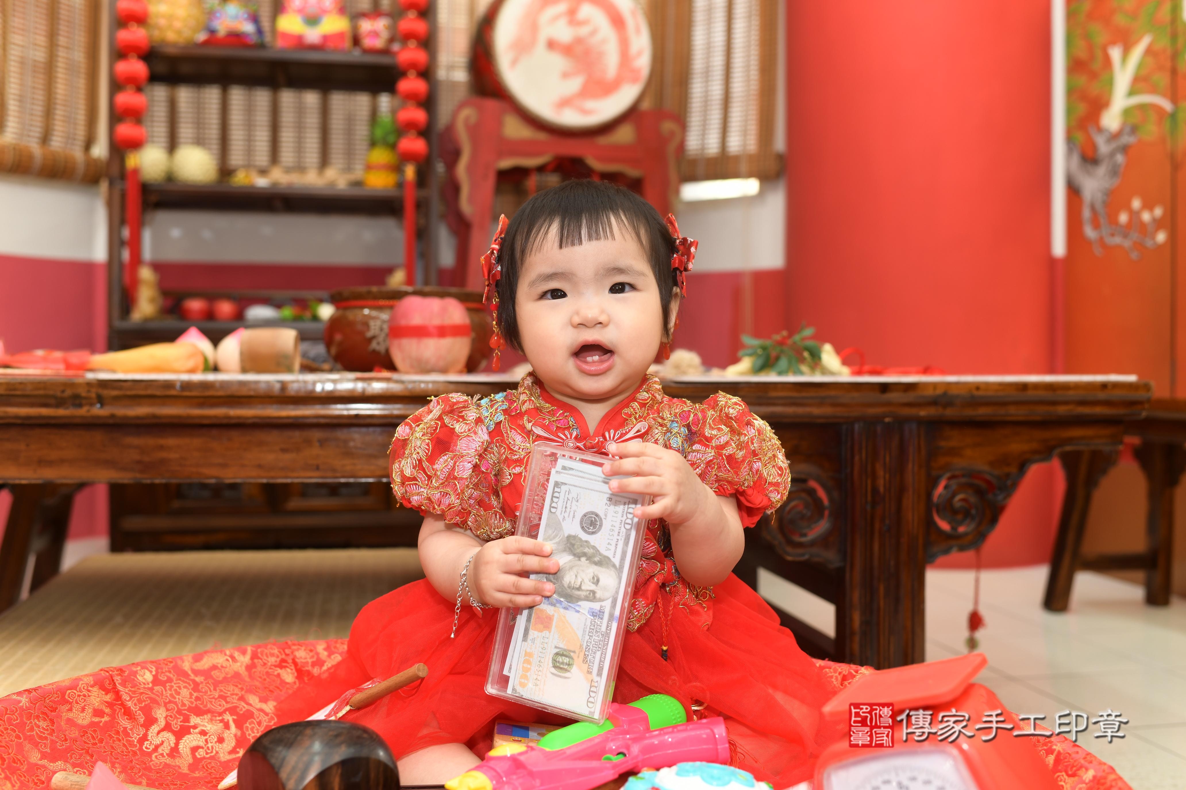 傳家手工印章高雄店、抓周、度脺、中國風會場、傳家嬰兒古禮、吉祥話、抓周道具物品24種、拍照。抓周證書。寶寶抓周、滿周歲、生日快樂、祝福