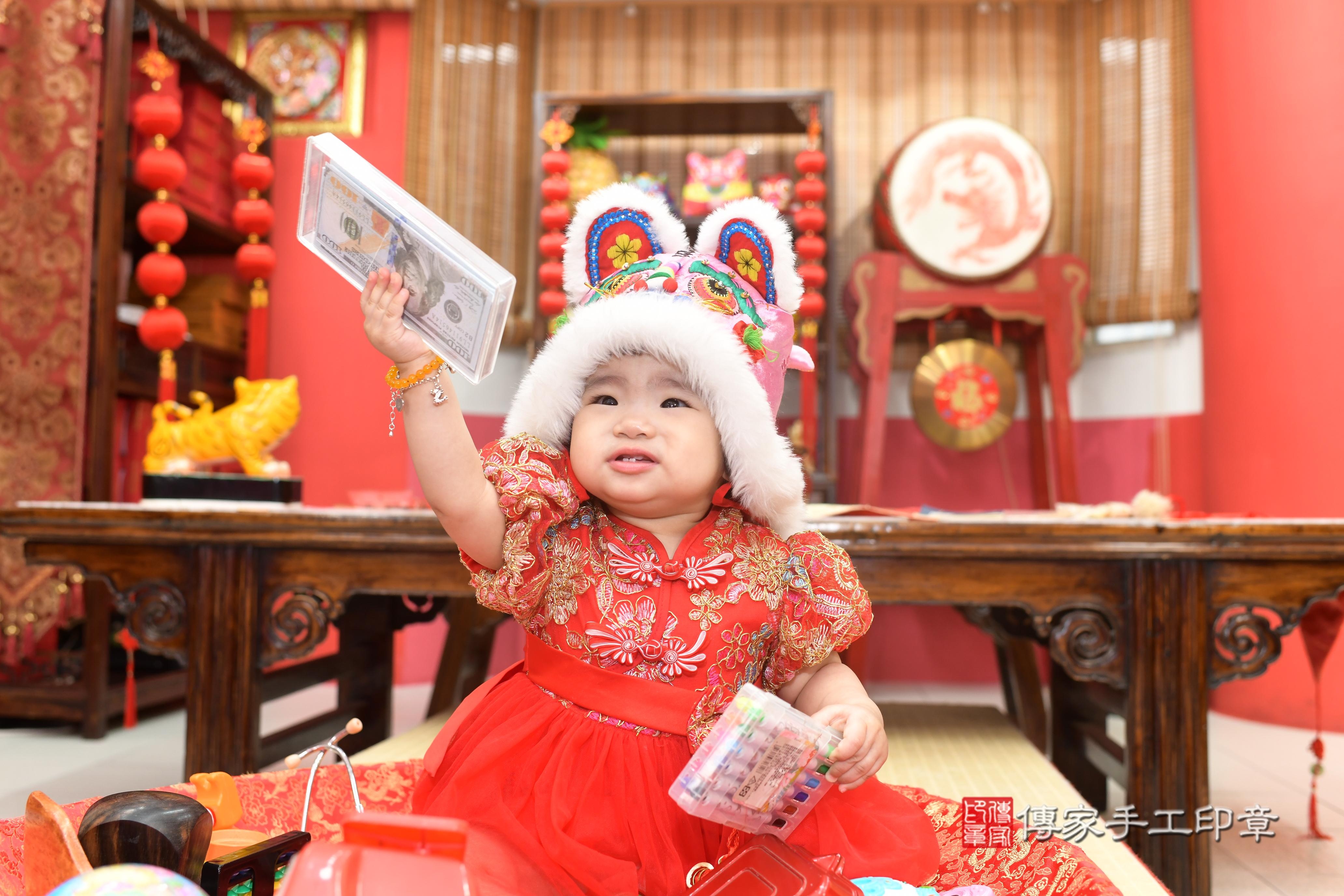 傳家手工印章高雄店、抓周、度脺、中國風會場、傳家嬰兒古禮、吉祥話、抓周道具物品24種、拍照。抓周證書。寶寶抓周、滿周歲、生日快樂、祝福