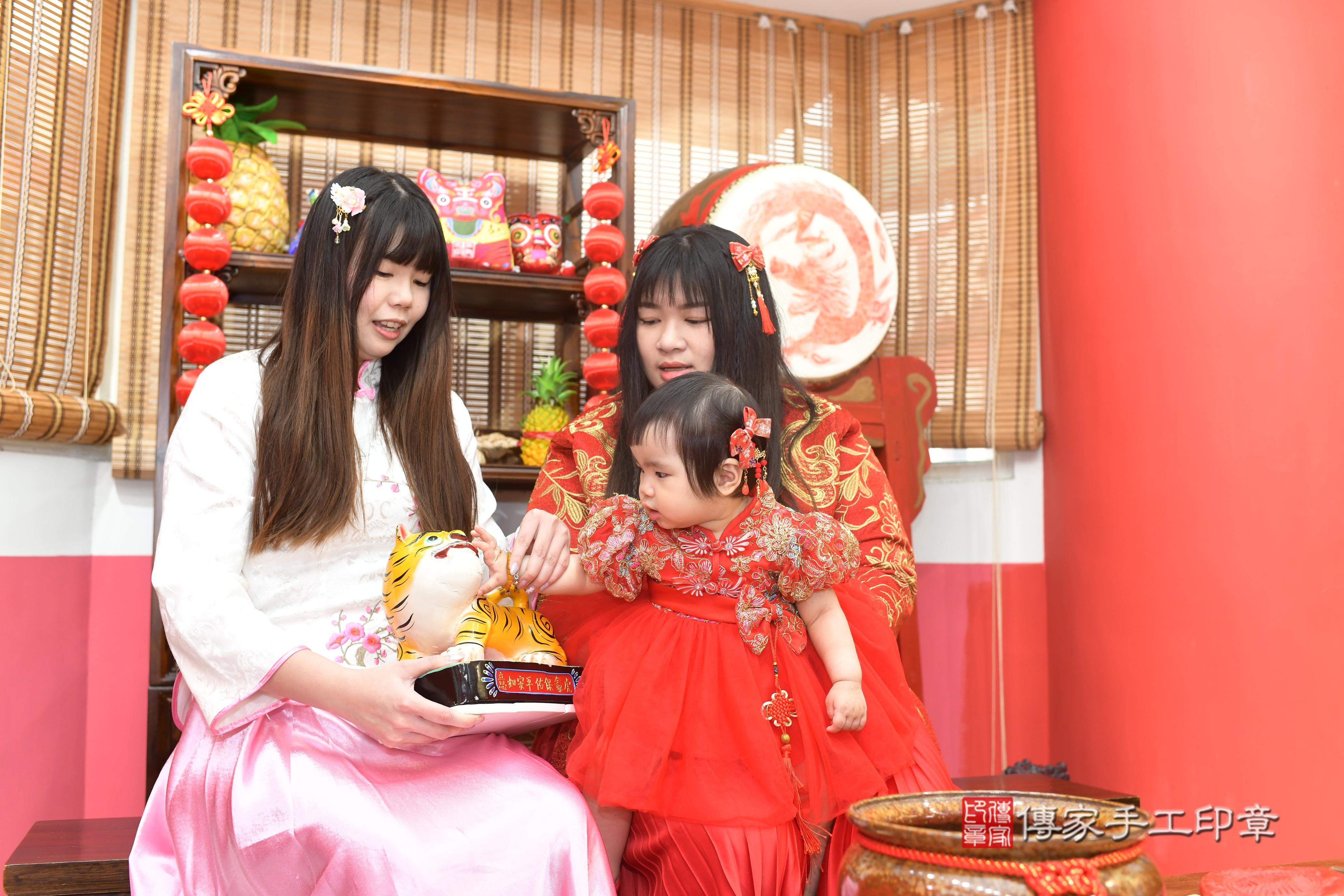傳家手工印章高雄店、抓周、度脺、中國風會場、傳家嬰兒古禮、吉祥話、抓周道具物品24種、拍照。抓周證書。寶寶抓周、滿周歲、生日快樂、祝福