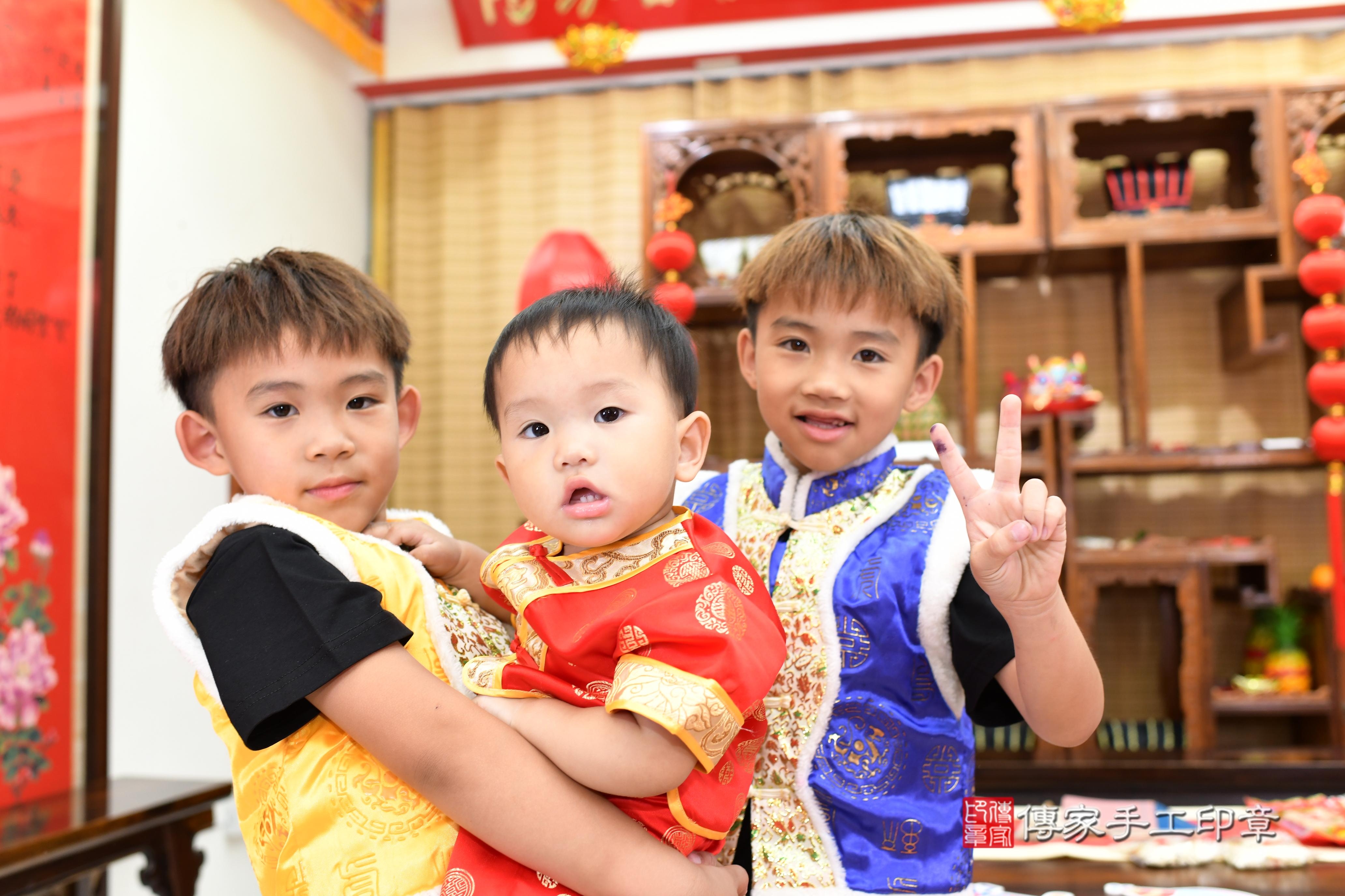 傳家手工印章高雄店、抓周、度脺、中國風會場、傳家嬰兒古禮、吉祥話、抓周道具物品24種、拍照。抓周證書。寶寶抓周、滿周歲、生日快樂、祝福