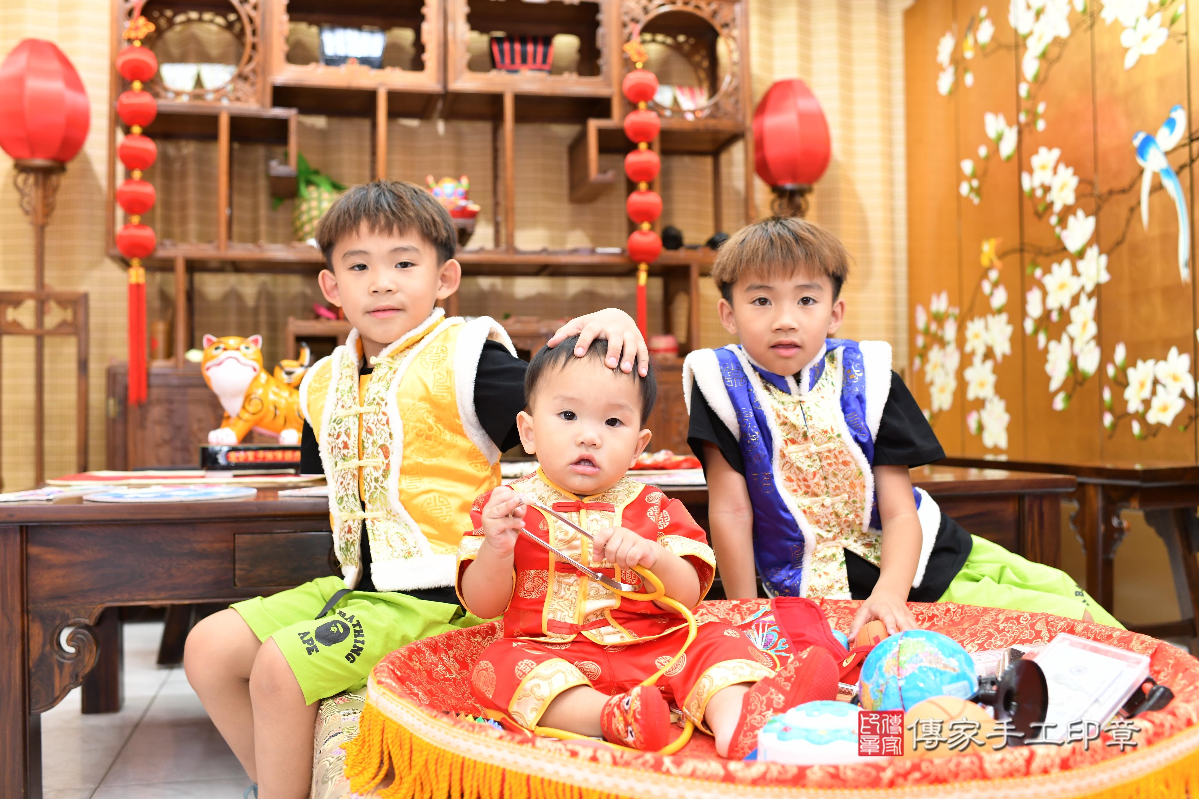 傳家手工印章高雄店、抓周、度脺、中國風會場、傳家嬰兒古禮、吉祥話、抓周道具物品24種、拍照。抓周證書。寶寶抓周、滿周歲、生日快樂、祝福