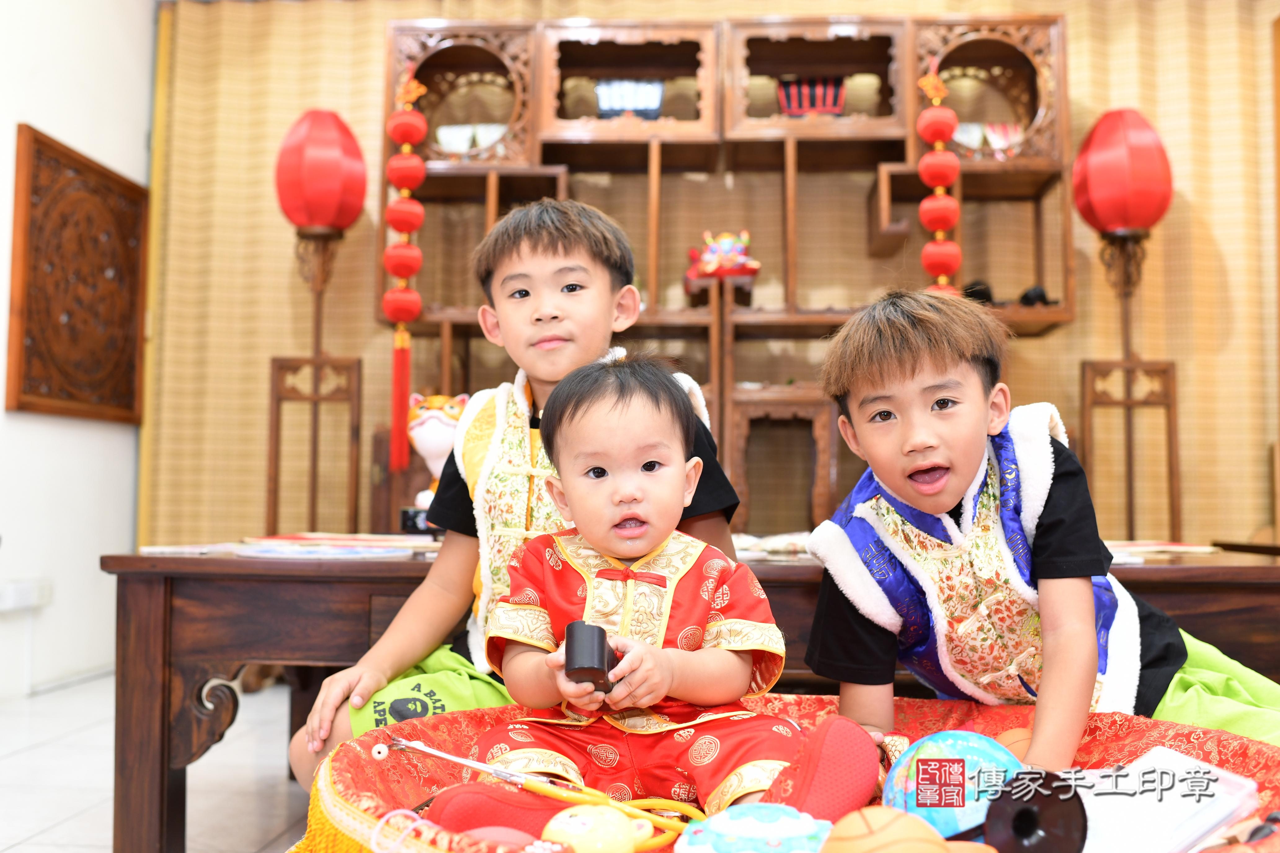 傳家手工印章高雄店、抓周、度脺、中國風會場、傳家嬰兒古禮、吉祥話、抓周道具物品24種、拍照。抓周證書。寶寶抓周、滿周歲、生日快樂、祝福