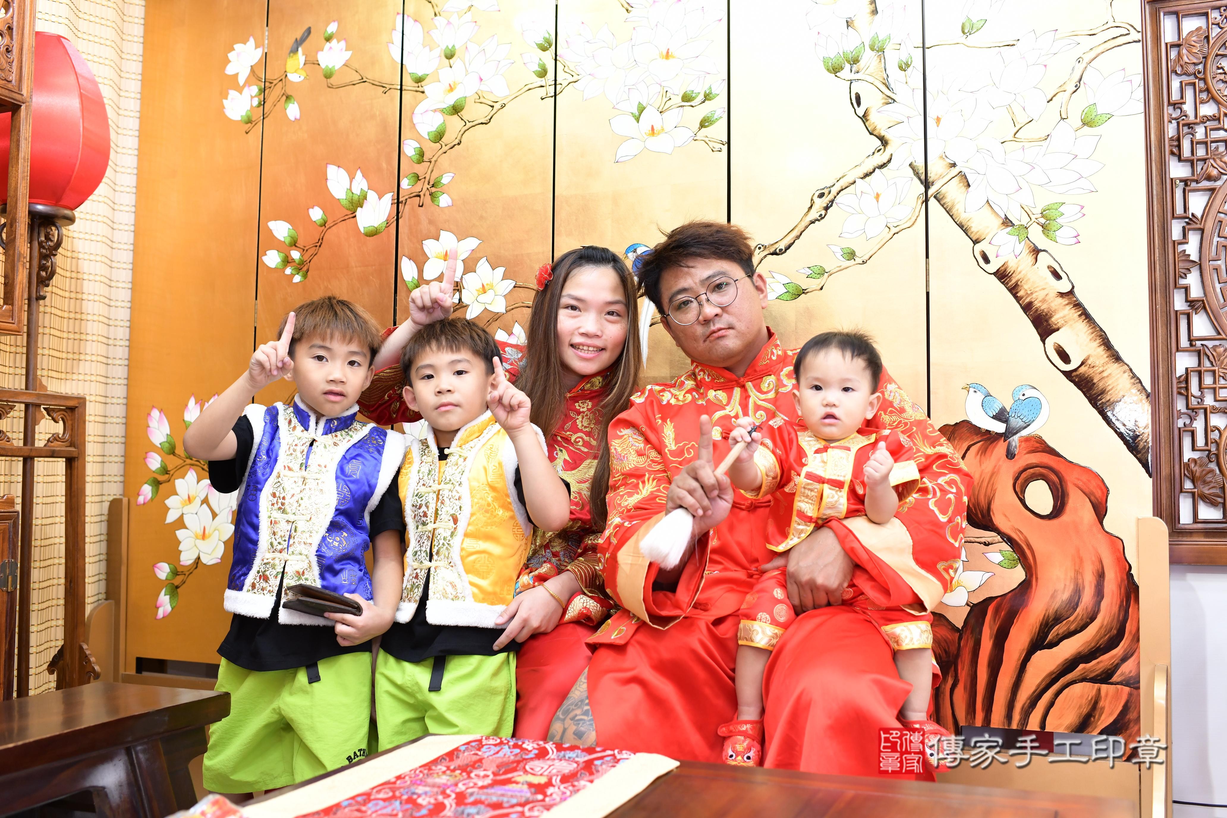 傳家手工印章高雄店、抓周、度脺、中國風會場、傳家嬰兒古禮、吉祥話、抓周道具物品24種、拍照。抓周證書。寶寶抓周、滿周歲、生日快樂、祝福