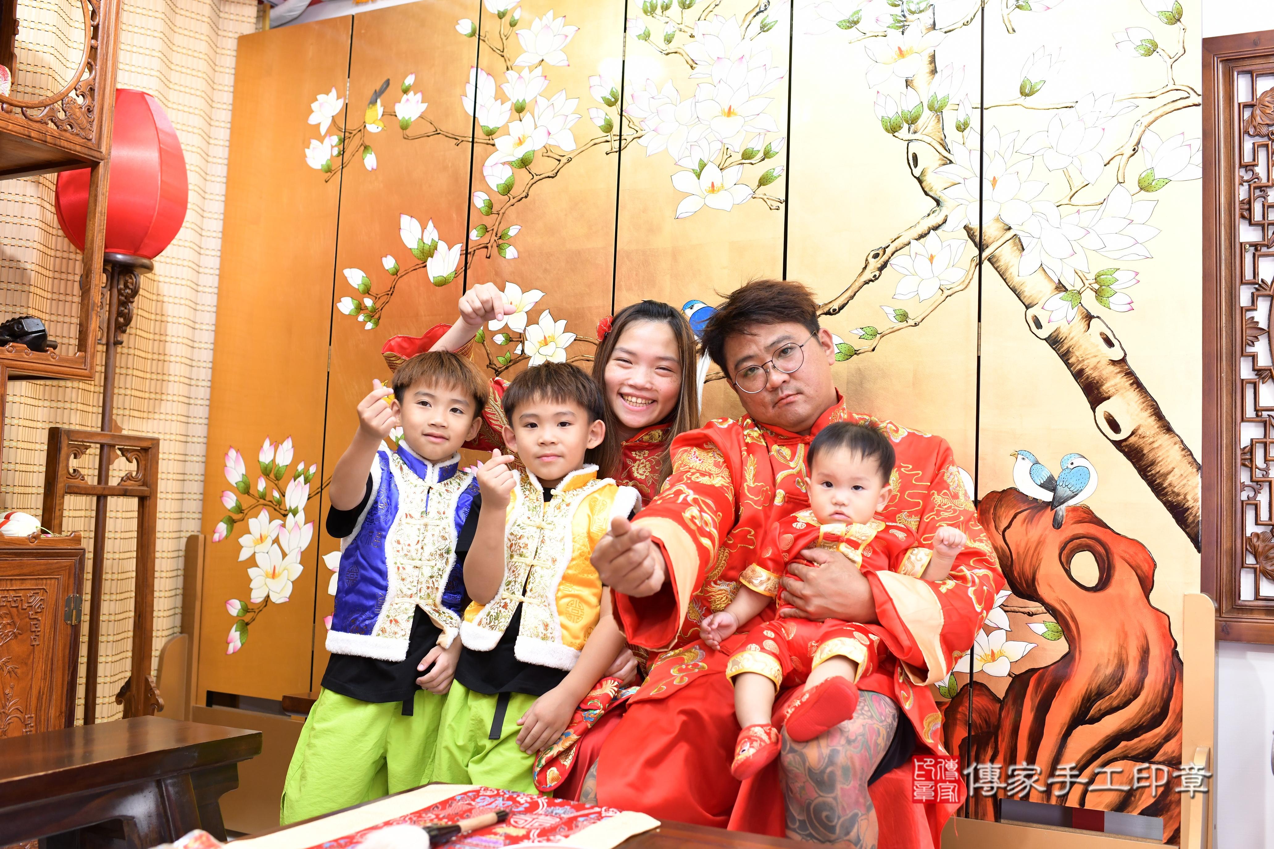傳家手工印章高雄店、抓周、度脺、中國風會場、傳家嬰兒古禮、吉祥話、抓周道具物品24種、拍照。抓周證書。寶寶抓周、滿周歲、生日快樂、祝福