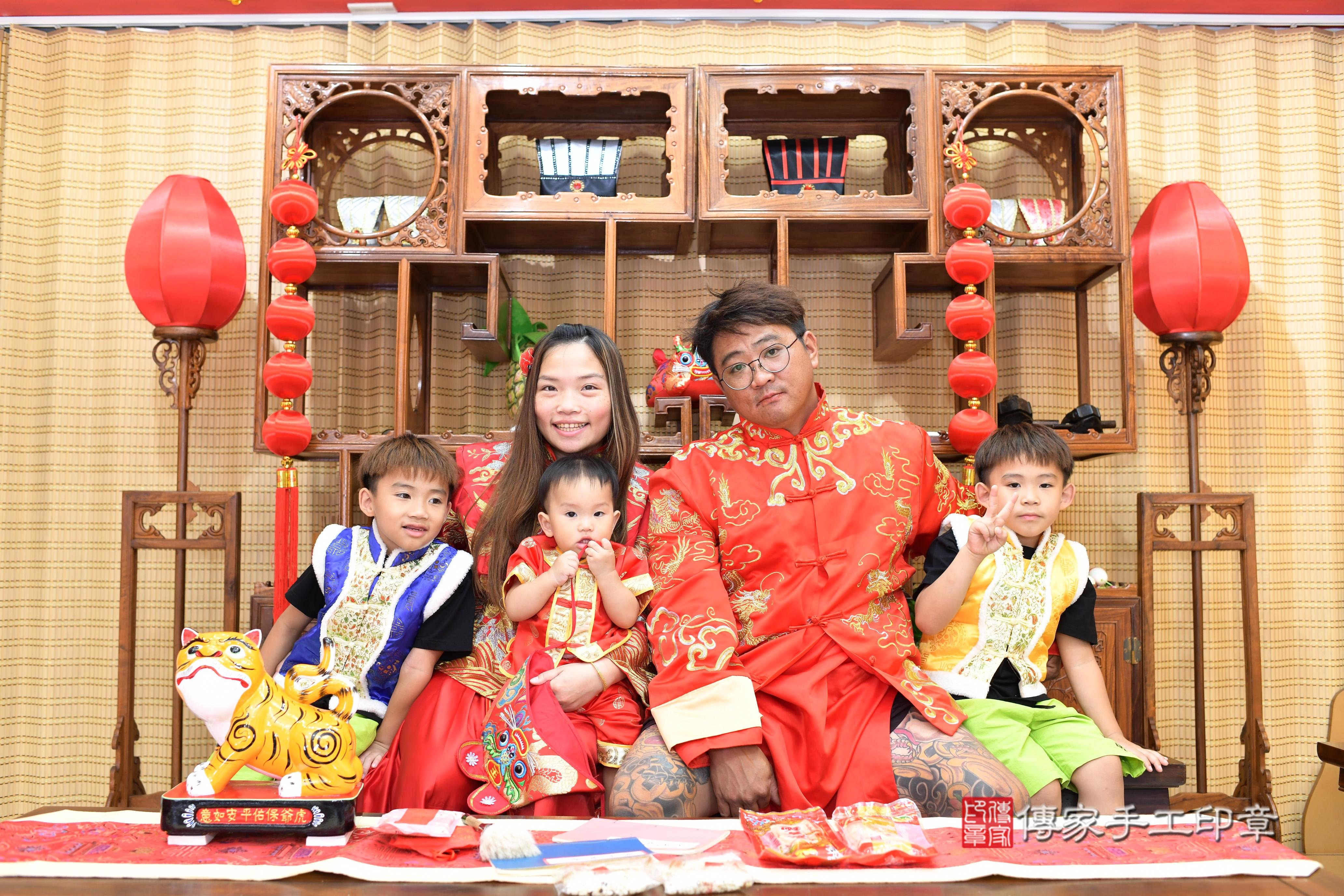 傳家手工印章高雄店、抓周、度脺、中國風會場、傳家嬰兒古禮、吉祥話、抓周道具物品24種、拍照。抓周證書。寶寶抓周、滿周歲、生日快樂、祝福