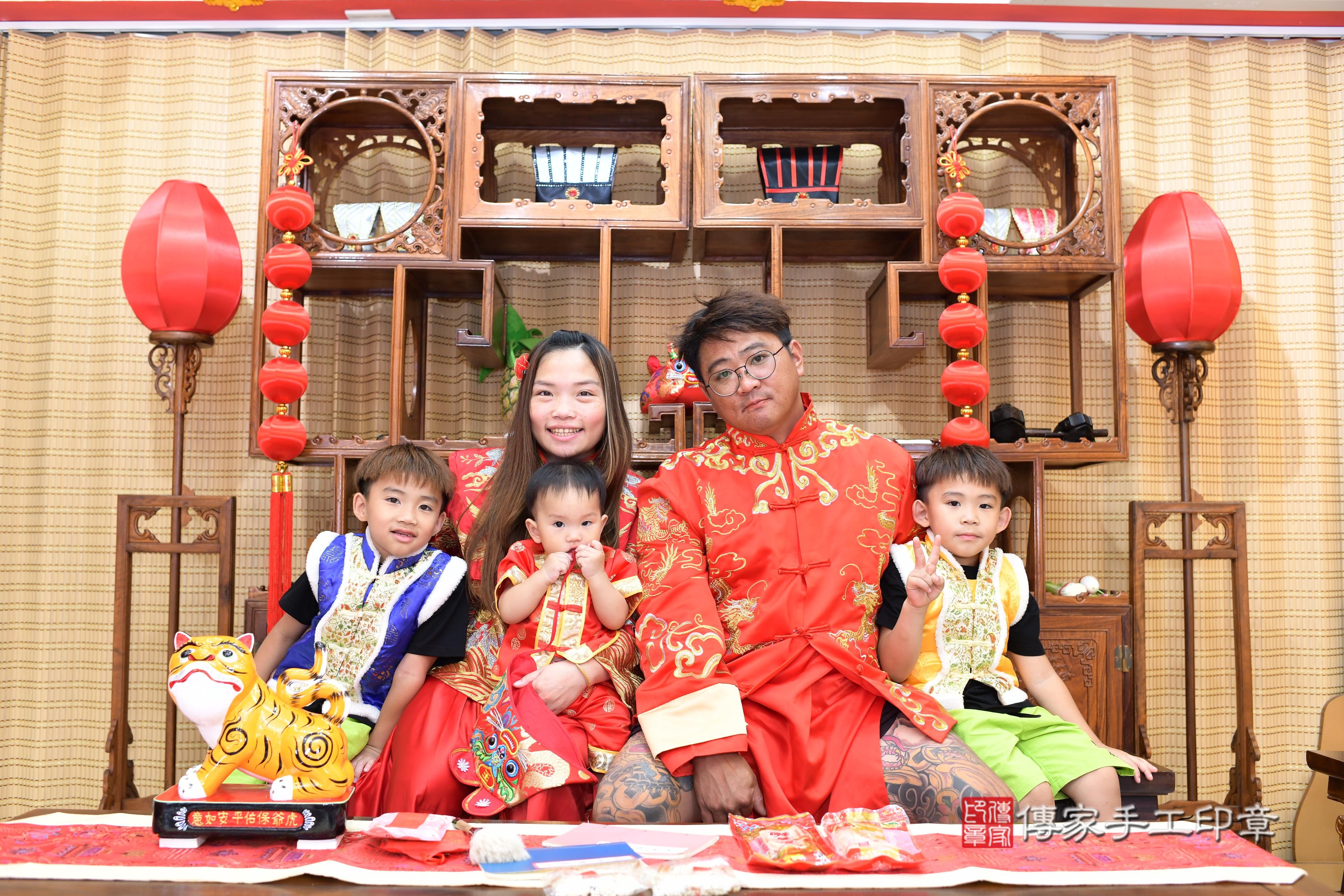 傳家手工印章高雄店、抓周、度脺、中國風會場、傳家嬰兒古禮、吉祥話、抓周道具物品24種、拍照。抓周證書。寶寶抓周、滿周歲、生日快樂、祝福