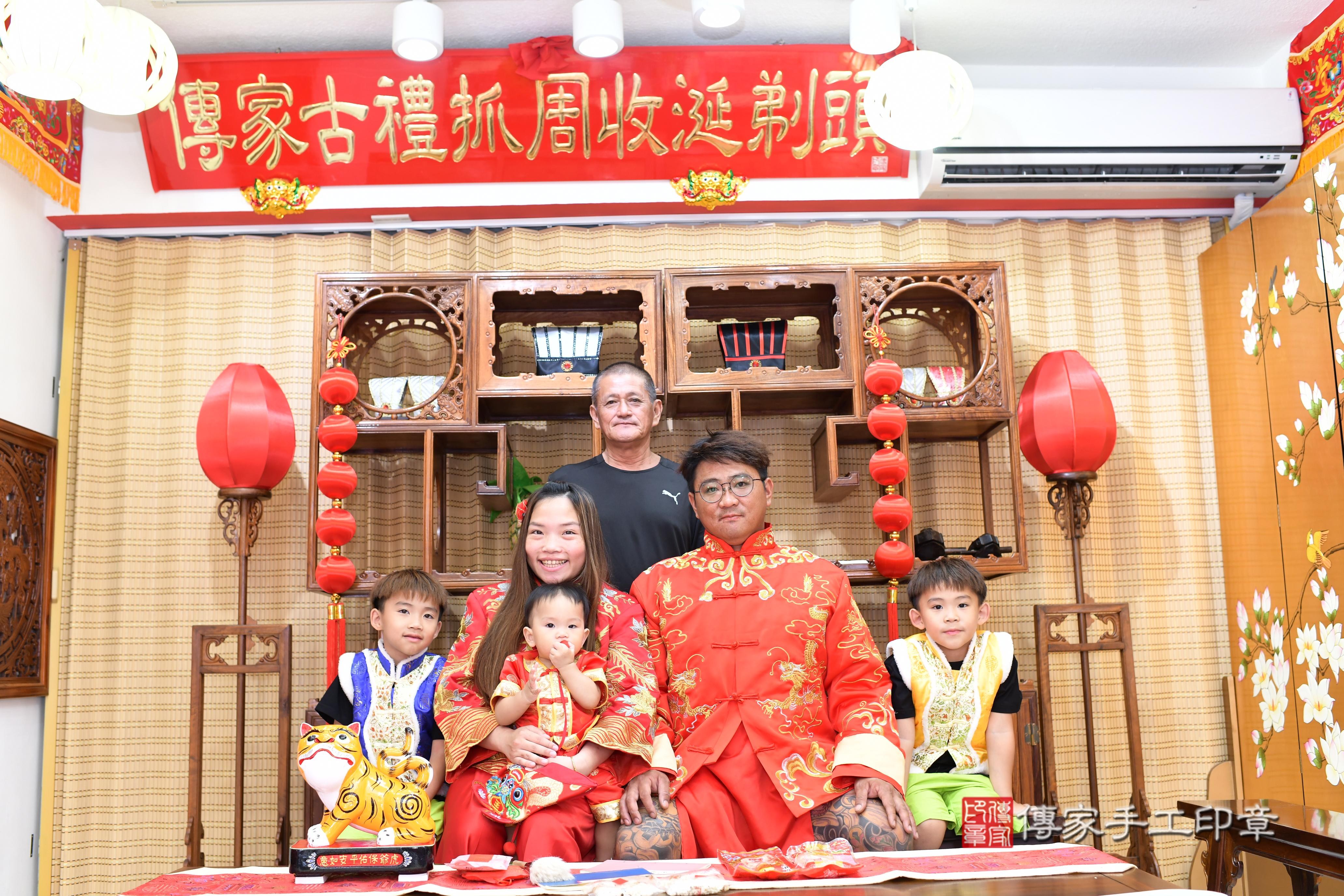 傳家手工印章高雄店、抓周、度脺、中國風會場、傳家嬰兒古禮、吉祥話、抓周道具物品24種、拍照。抓周證書。寶寶抓周、滿周歲、生日快樂、祝福