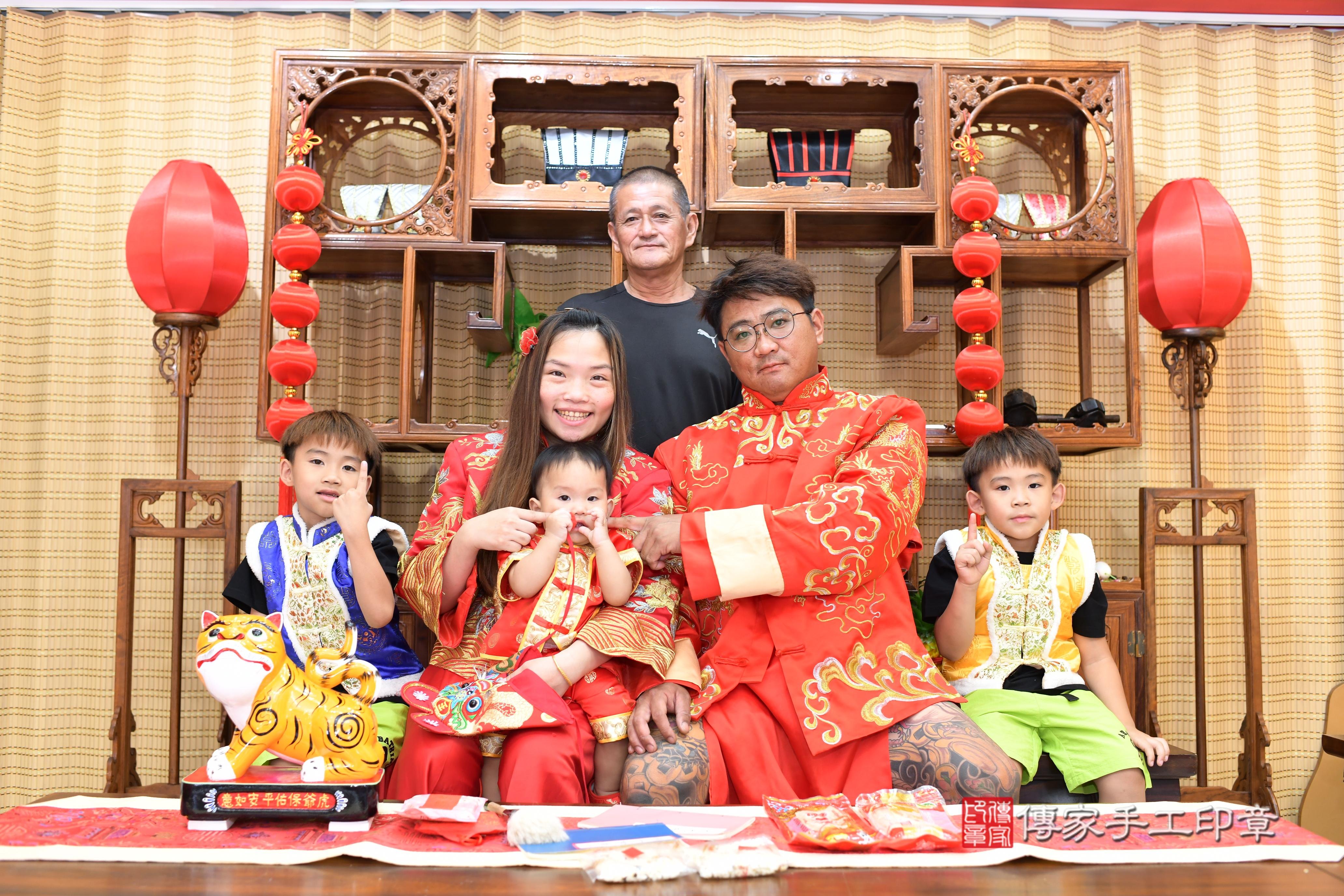 傳家手工印章高雄店、抓周、度脺、中國風會場、傳家嬰兒古禮、吉祥話、抓周道具物品24種、拍照。抓周證書。寶寶抓周、滿周歲、生日快樂、祝福
