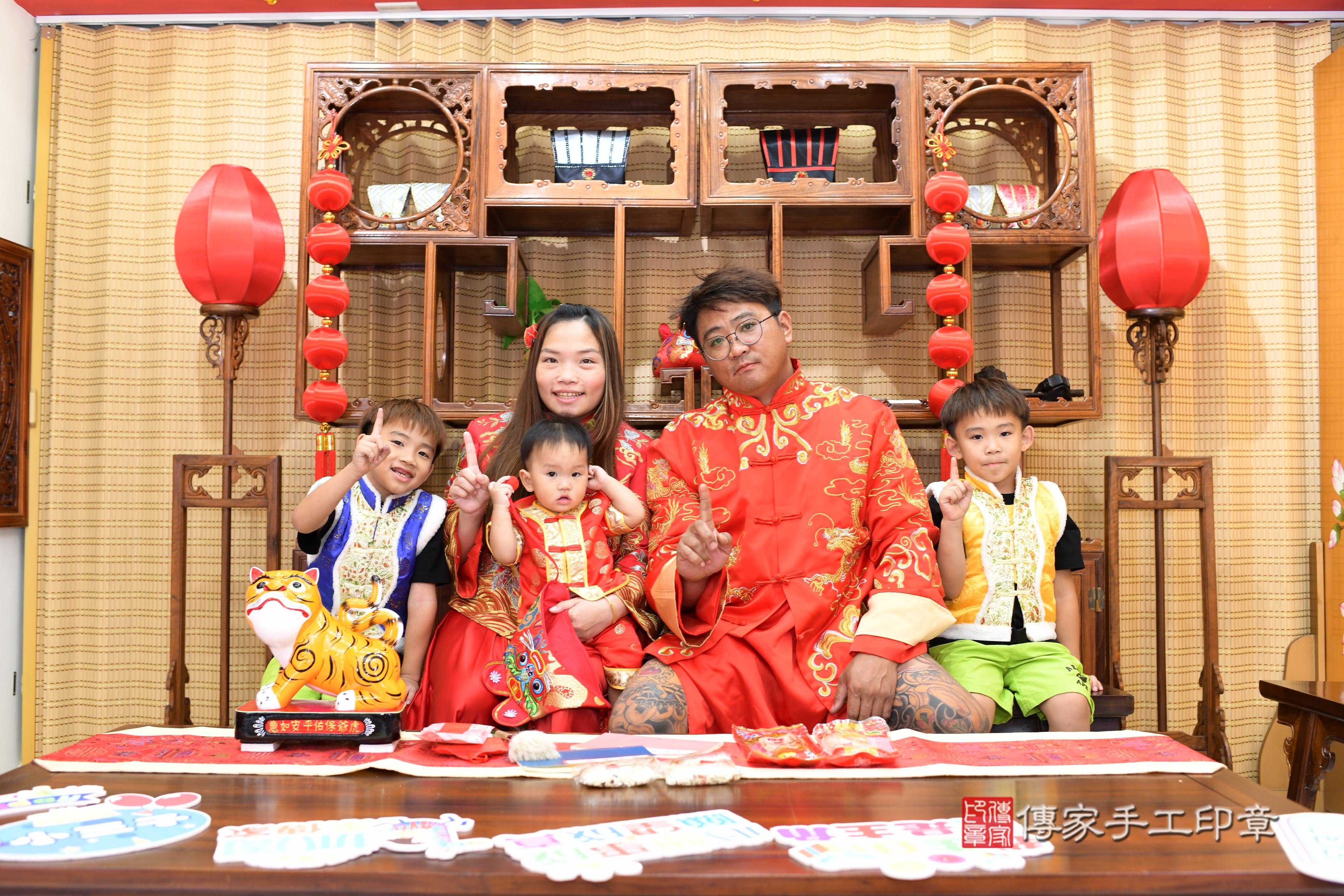 傳家手工印章高雄店、抓周、度脺、中國風會場、傳家嬰兒古禮、吉祥話、抓周道具物品24種、拍照。抓周證書。寶寶抓周、滿周歲、生日快樂、祝福