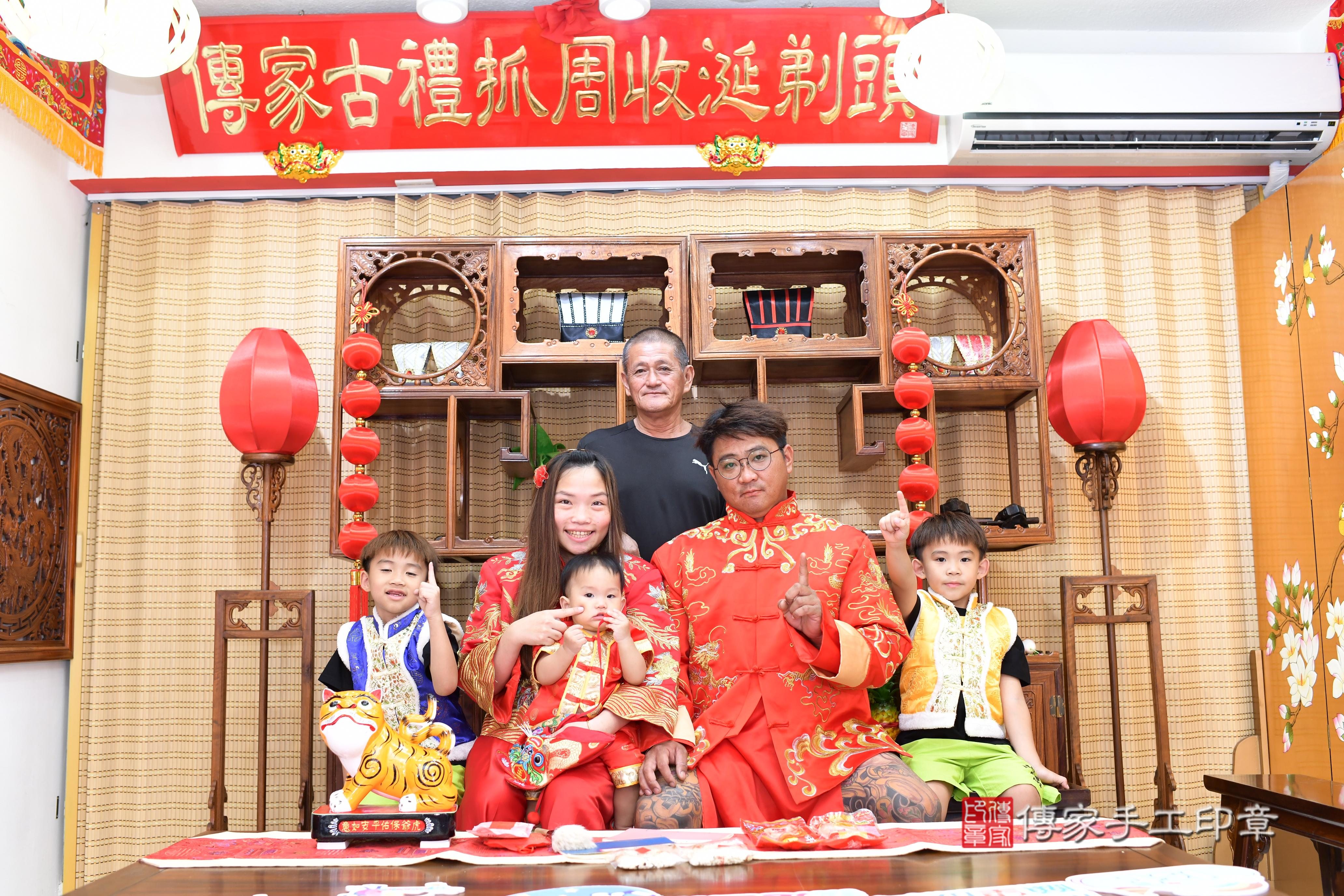 傳家手工印章高雄店、抓周、度脺、中國風會場、傳家嬰兒古禮、吉祥話、抓周道具物品24種、拍照。抓周證書。寶寶抓周、滿周歲、生日快樂、祝福