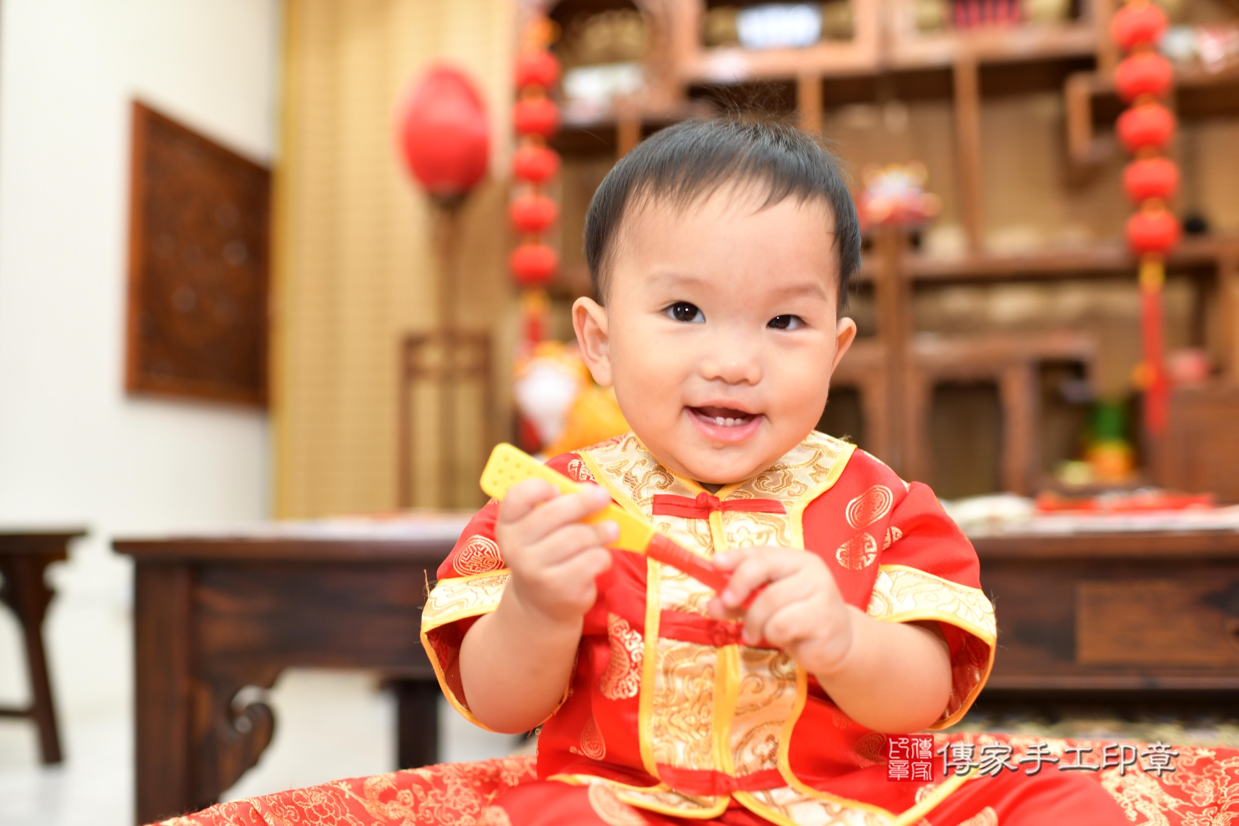 傳家手工印章高雄店、抓周、度脺、中國風會場、傳家嬰兒古禮、吉祥話、抓周道具物品24種、拍照。抓周證書。寶寶抓周、滿周歲、生日快樂、祝福