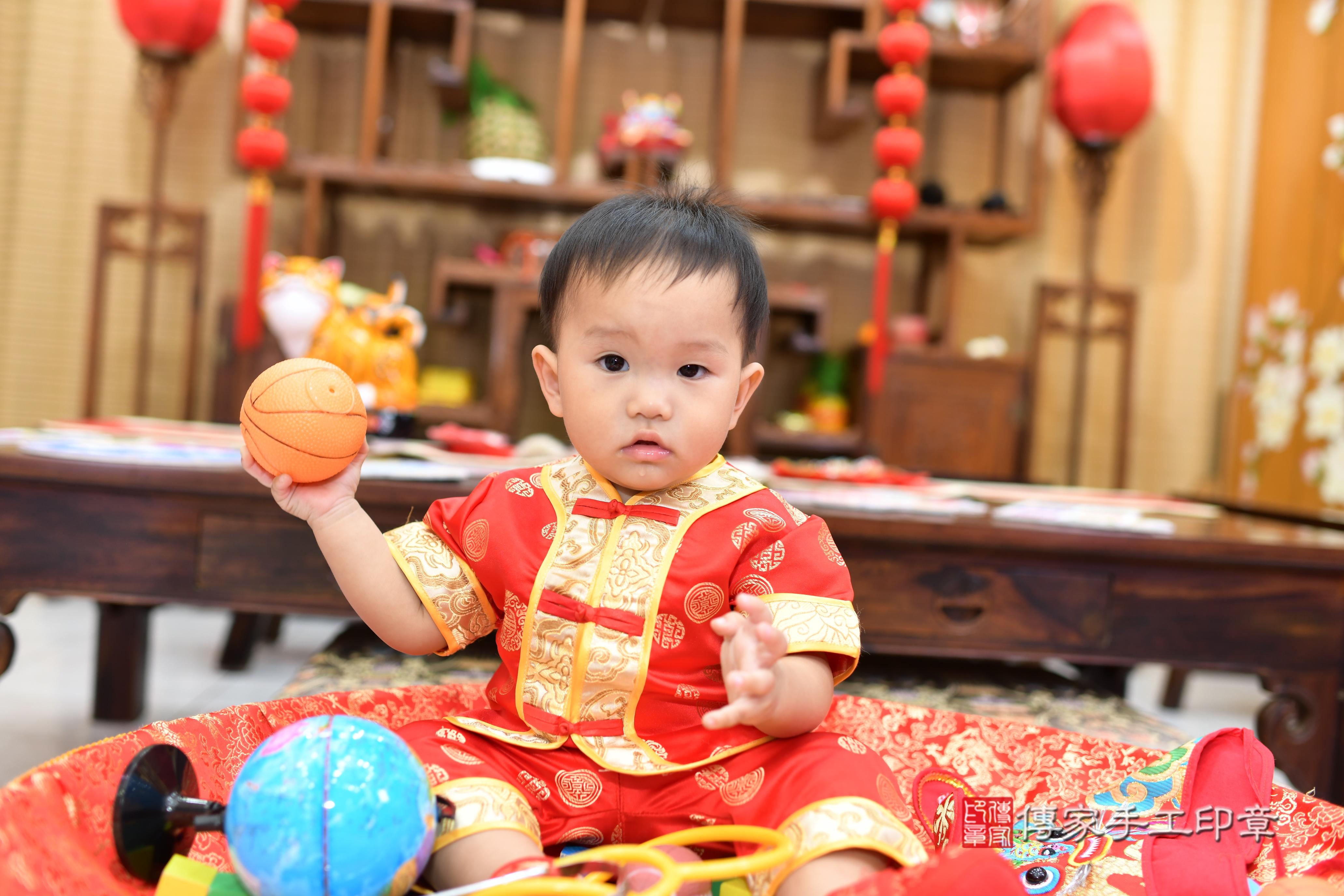 傳家手工印章高雄店、抓周、度脺、中國風會場、傳家嬰兒古禮、吉祥話、抓周道具物品24種、拍照。抓周證書。寶寶抓周、滿周歲、生日快樂、祝福