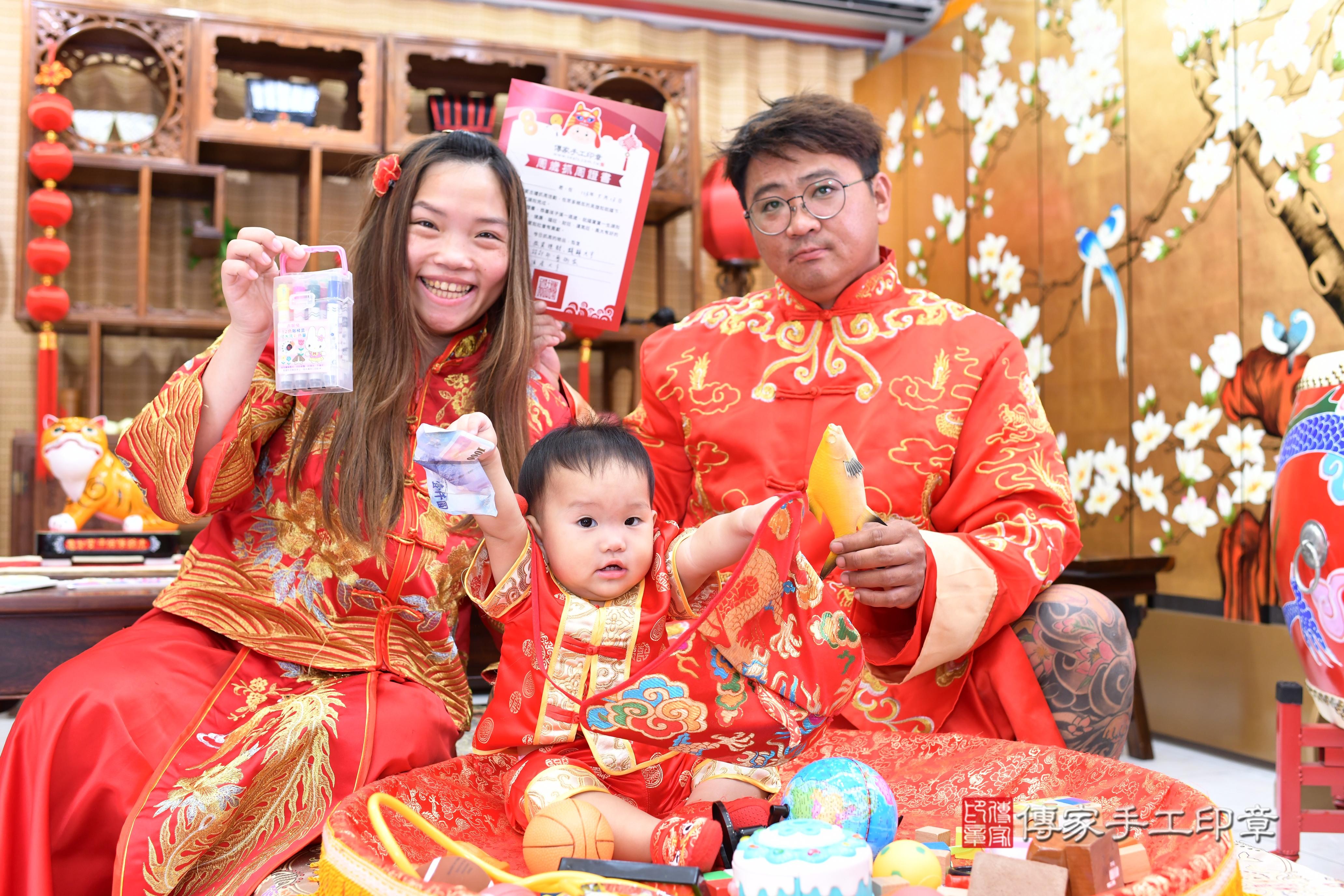 傳家手工印章高雄店、抓周、度脺、中國風會場、傳家嬰兒古禮、吉祥話、抓周道具物品24種、拍照。抓周證書。寶寶抓周、滿周歲、生日快樂、祝福