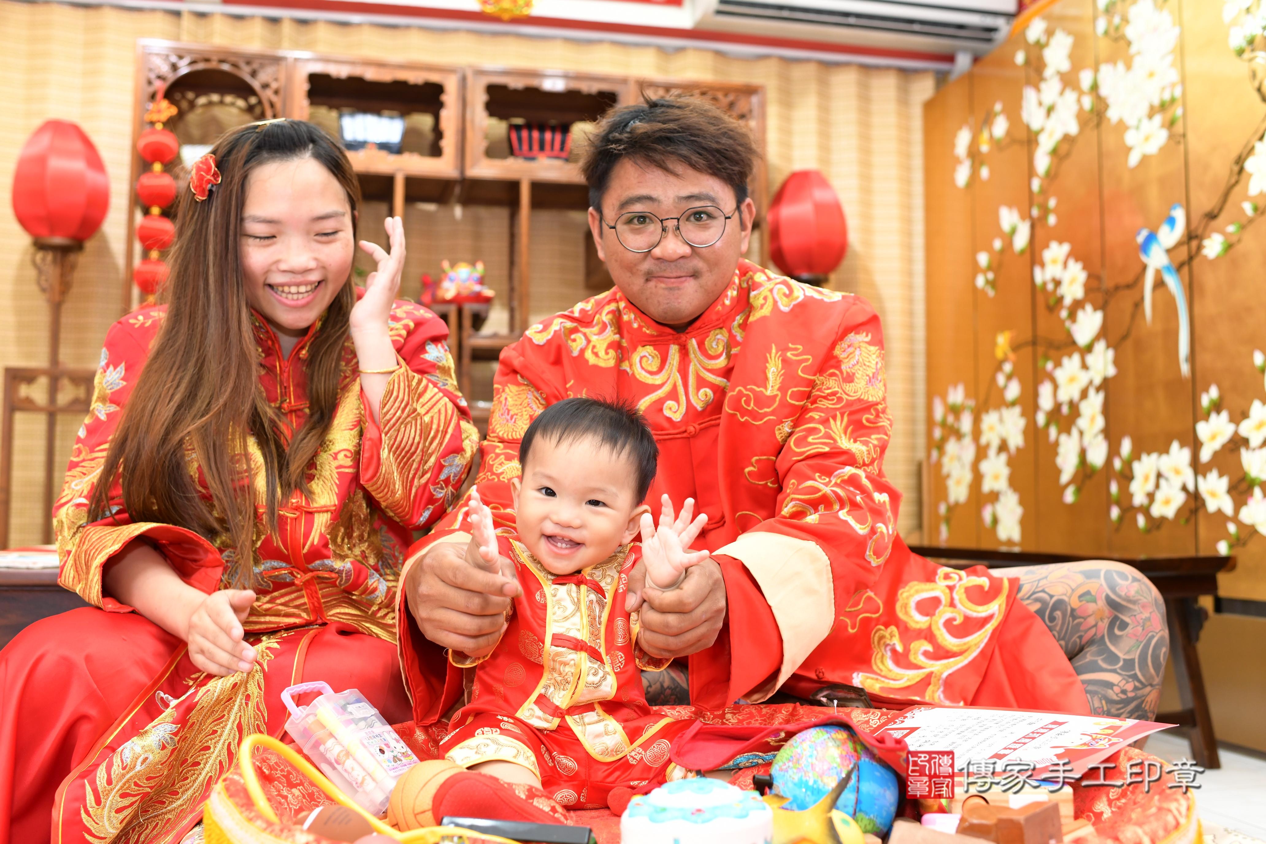 傳家手工印章高雄店、抓周、度脺、中國風會場、傳家嬰兒古禮、吉祥話、抓周道具物品24種、拍照。抓周證書。寶寶抓周、滿周歲、生日快樂、祝福