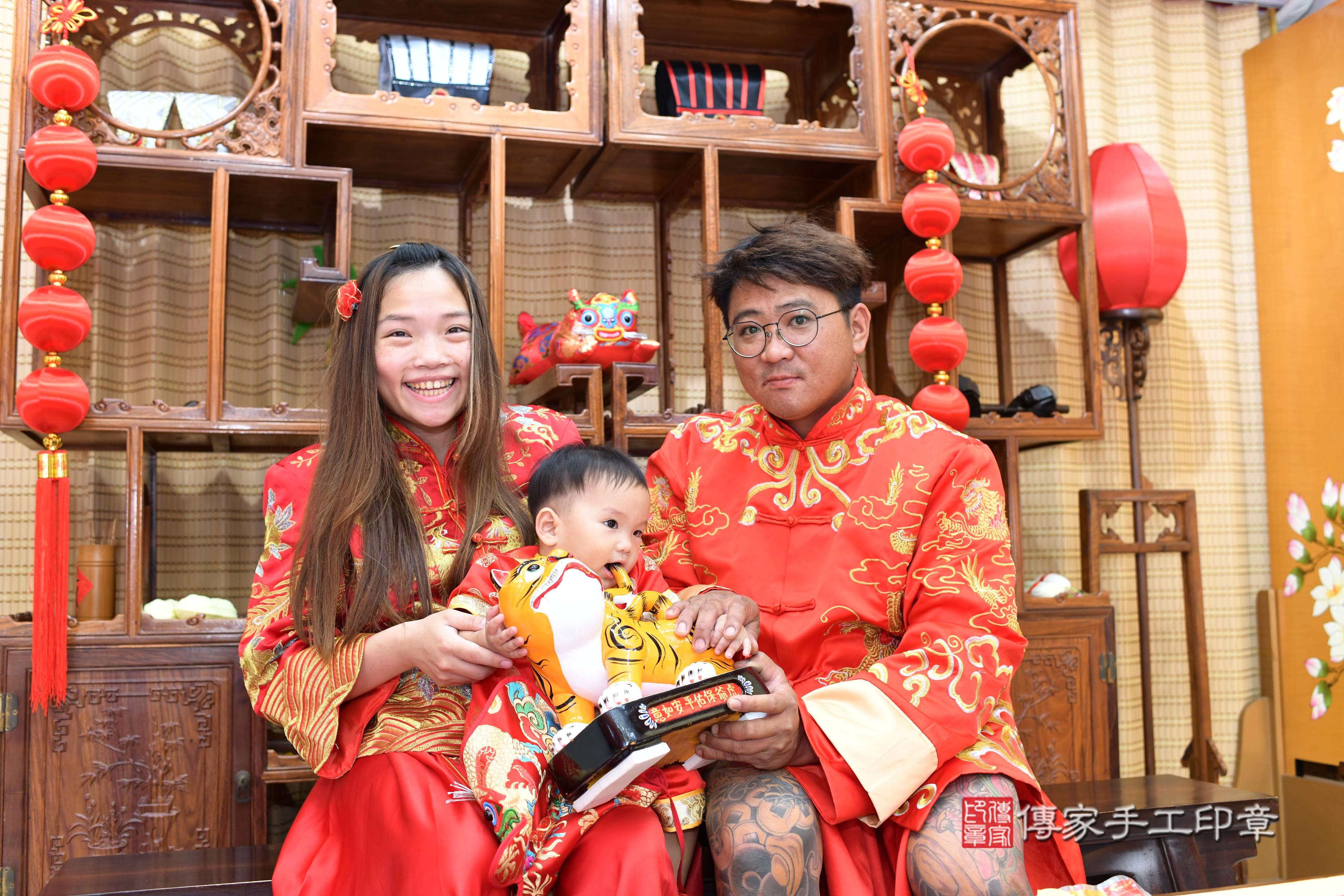 傳家手工印章高雄店、抓周、度脺、中國風會場、傳家嬰兒古禮、吉祥話、抓周道具物品24種、拍照。抓周證書。寶寶抓周、滿周歲、生日快樂、祝福