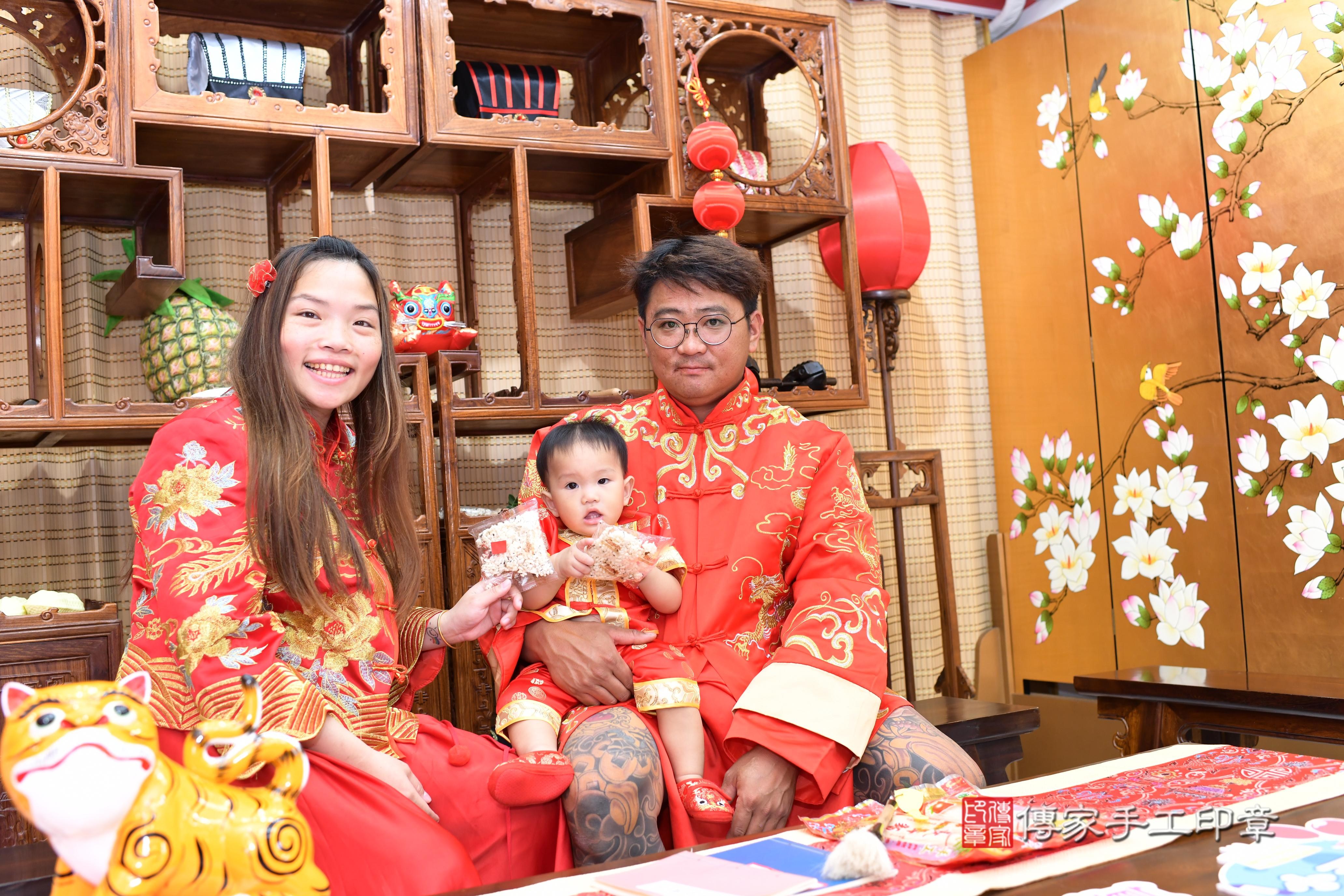 傳家手工印章高雄店、抓周、度脺、中國風會場、傳家嬰兒古禮、吉祥話、抓周道具物品24種、拍照。抓周證書。寶寶抓周、滿周歲、生日快樂、祝福