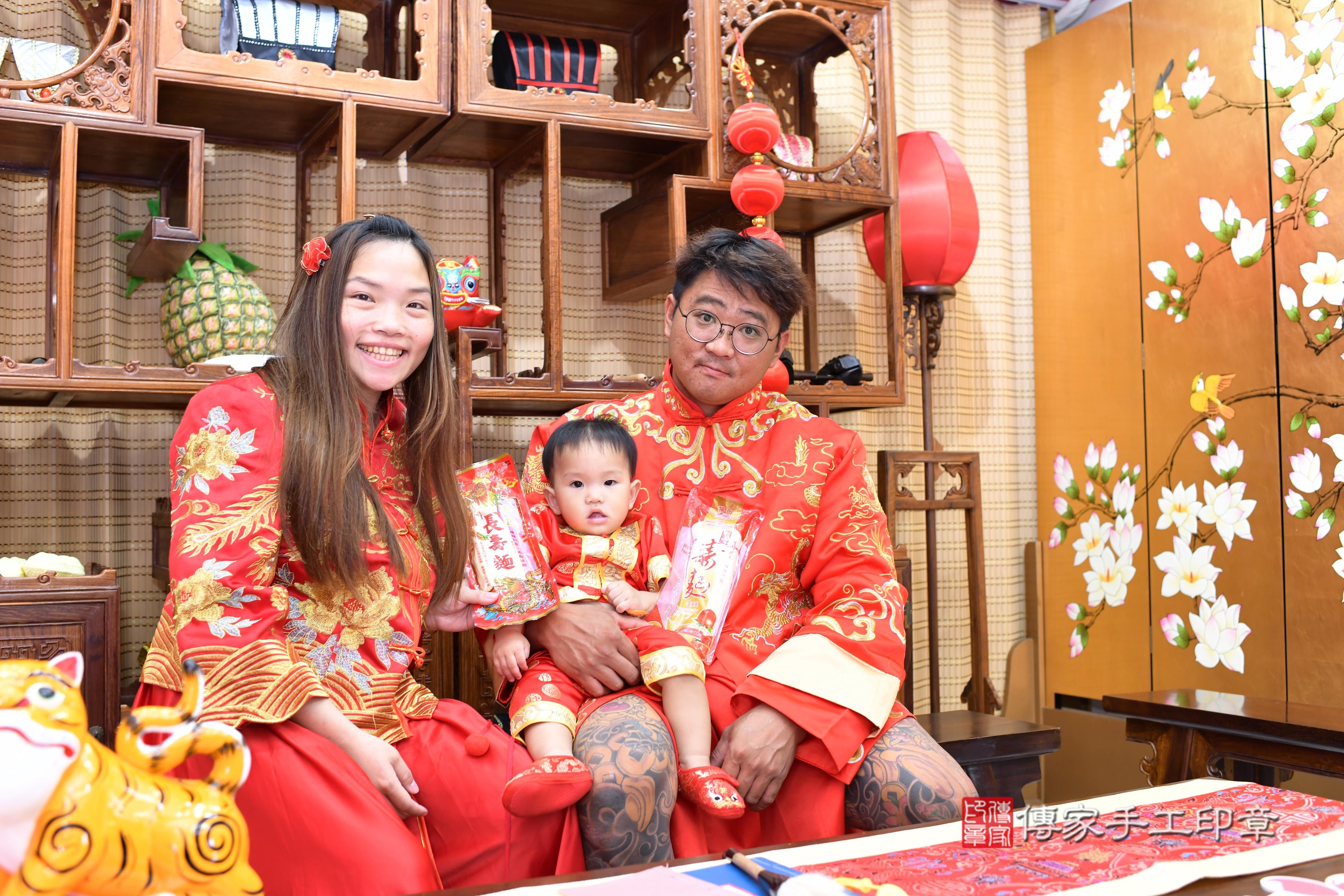傳家手工印章高雄店、抓周、度脺、中國風會場、傳家嬰兒古禮、吉祥話、抓周道具物品24種、拍照。抓周證書。寶寶抓周、滿周歲、生日快樂、祝福